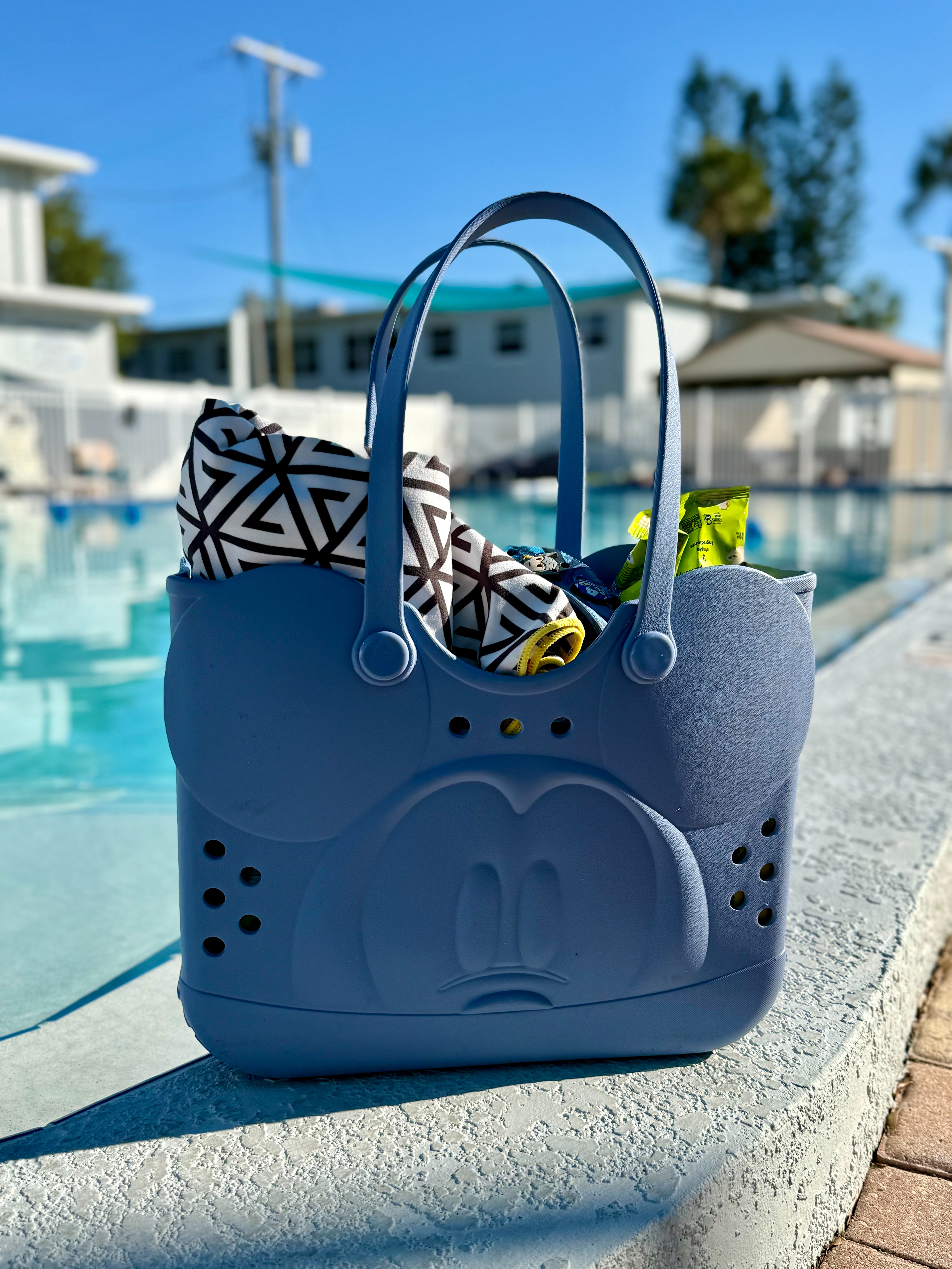My Mickey gummy tote is over half off today in white 🤍🐭
Make sure you tap the brand promo too for extra savings.


It stands up so you can literally just throw stuff in and go 😂 Feels like a medium-sized Bogg bag — perfect for the pool, beach, sports games, or everyday kid hauling. Wipes clean too.
 

 #LTKdayinmylife #LTKmomlife #LTKTravel