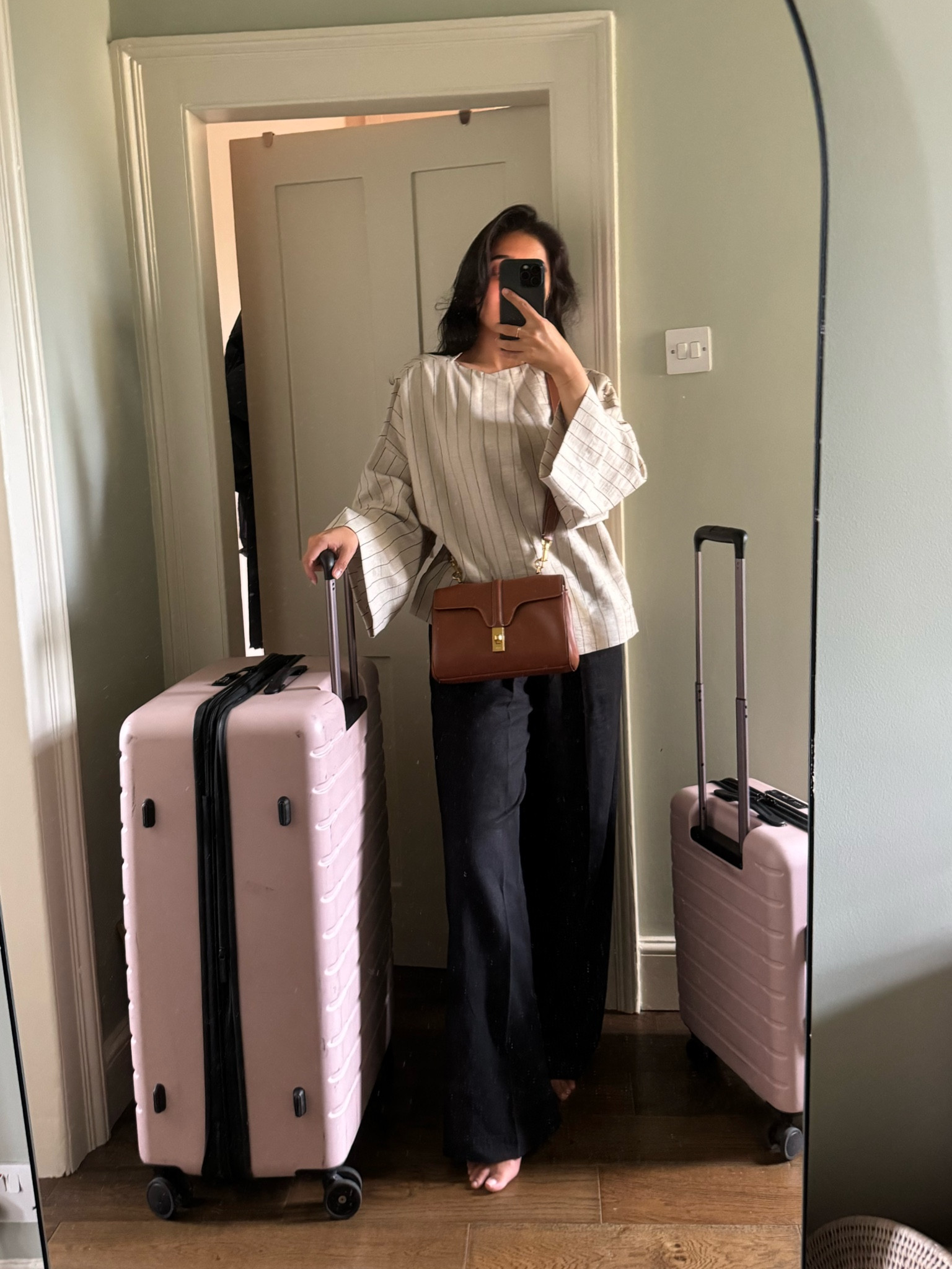 Flight fit
Black linen trousers
Striped blouse