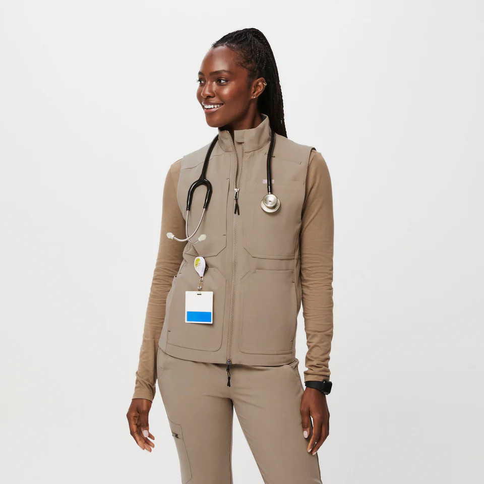 Women’s On-Shift™ Utility Vest - Latte · FIGS | FIGS