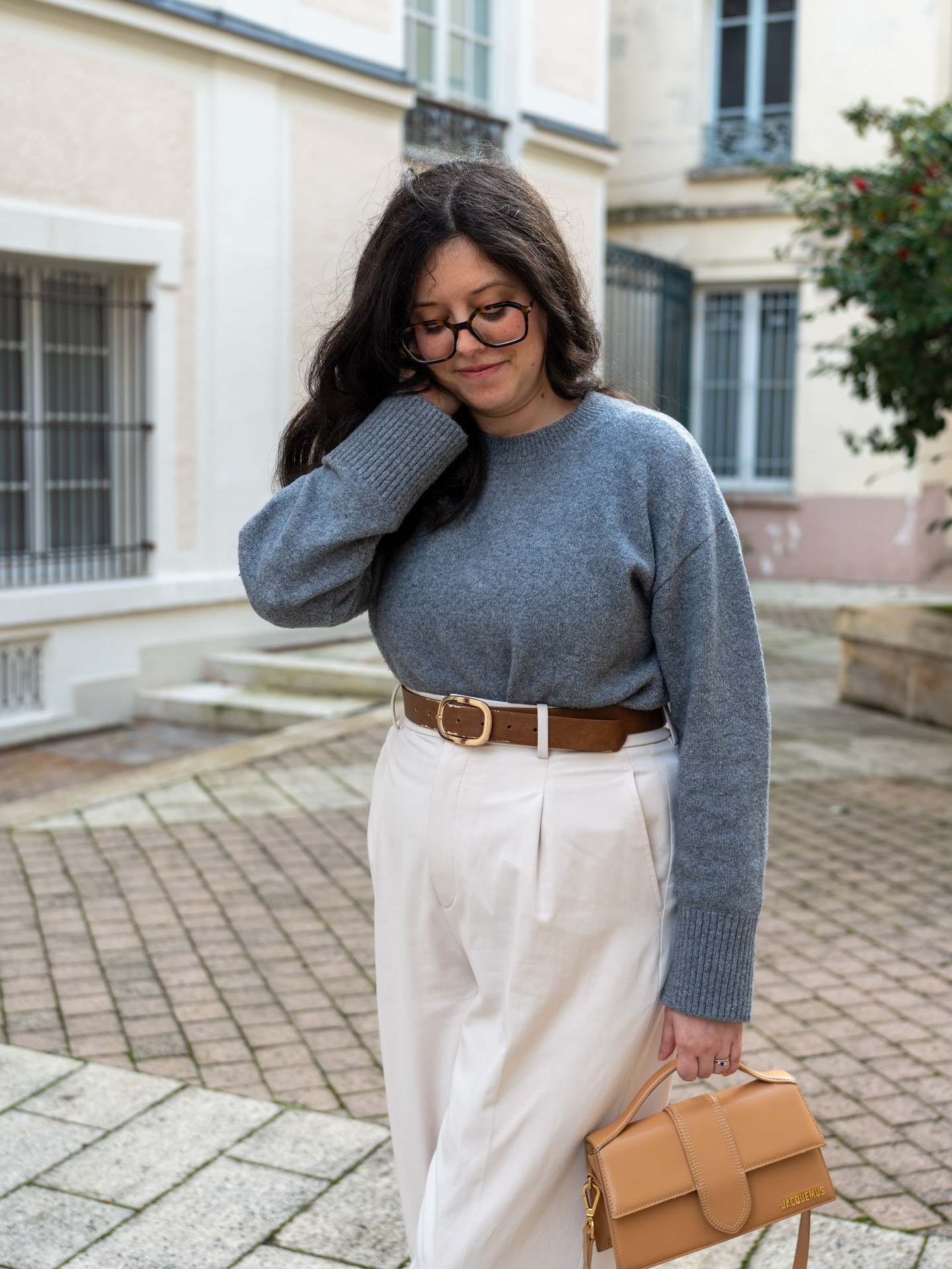 On m’a demandé une idée de look avec un pantalon crème, et je me suis dit que c’était le moment parfait pour ressortir mon wide leg.
Le crème est souvent associé aux beaux jours, mais en hiver il peut justement apporter de la lumière à une silhouette et adoucir les looks plus sombres. C’est aussi une excellente pièce de transition pour glisser doucement vers des tenues plus estivales, sans changer complètement de palette.
Porté avec des matières plus chaudes et des tons profonds, il fonctionne parfaitement même quand il fait froid.

Est-ce que tu vois le pantalon crème comme une pièce d’hiver ou plutôt d’été ?

*certains produits de cette publication ont été reçu gratuitement

#LTKPetite #LTKootd #LTKWorkwear