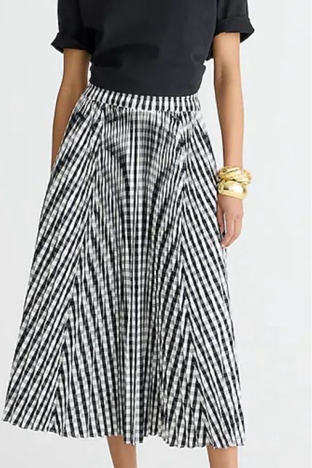 I love the casualness with a twist of this skirt! A pull on with an elastic waist is perfect for summer!

#LTKmidsize #LTKplussize