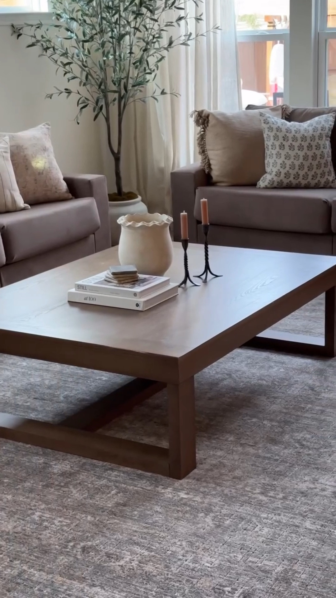 A lot of details have changed in our living room recently, including our rug! This BEAUTY is part of the brand new Molly collection from @amberinteriors x @loloirugs 

This is the Tobacco Sage color way and is a great neutral! 

#amberinteriors #amberlewisxloloi #livingroomrug #livingroomdesign #livingroominspiration #livingroomdecorideas #livingroomfurniture #livingroomdesignideas