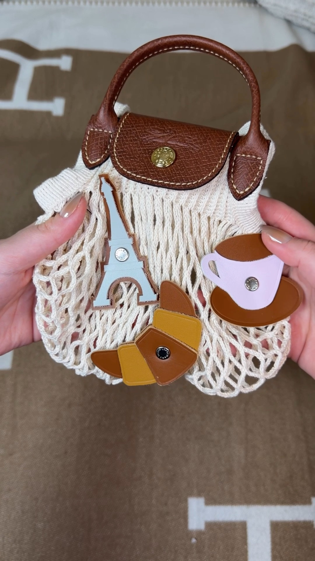 The coolest little bag and accessories 😍 giveaway entry details below ⬇️ if you just want a link to the Longchamp Le Filet bag comment SHOP & I’ll dm you the link 💗

Giveaway:
How to enter

• Be following my IG @itsjessicalinn

• Comment on my posts until July 7th 

* bonus entries for each time you repost or share my posts

#longchamp #longchamplepliage #lepliage #longchamplefilet
Longchamp Le Pliage le filet 
Longchamp Le filet leather charms