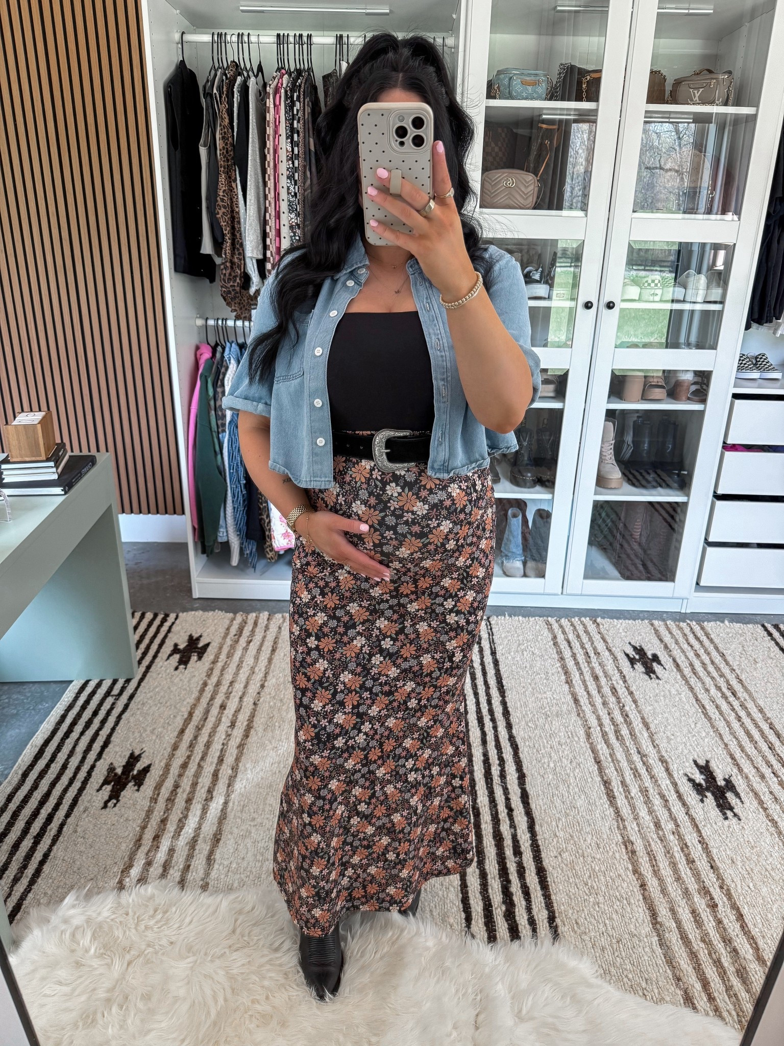 Spring Western OOTD 🖤

Tube Top - small
Denim Top - small
Skirt - small (has great stretch & is very bump friendly!)
Belt - small

This might be one of my favorite western looks yet! I love this floral skirt so much (actually shared it in another color when I did my Easter Outfits!) I paired it with a black basic tube top, this denim button down short sleeve top & my black Tecovas cowgirl boots! 



#LTKBump #LTKootd