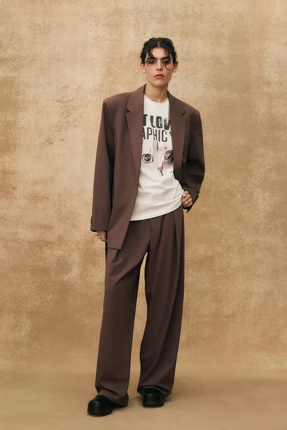 Blazer dritto con collo a revers e scollo a v. Maniche lunghe con spalline. Tasche con patta sul ... | Zara IT