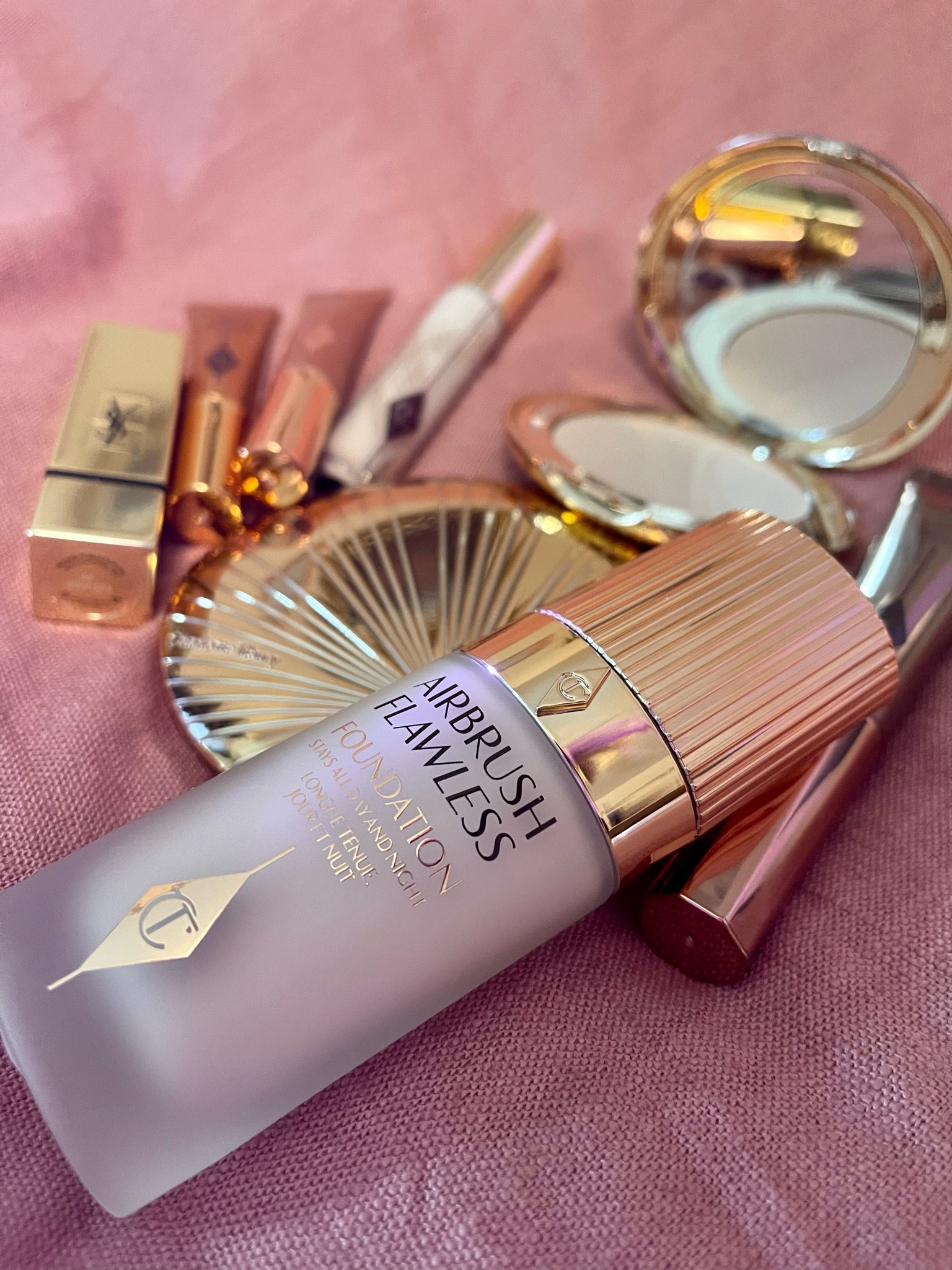 My newest beauty favorites 💄☁️💫

I recently threw out all of my old makeup (Sephora gratis from 2016…. Glam era 💁🏼‍♀️) & treated myself to some goodies! As a makeup artist, these are my favorite products for personal use… and some of these are in my kit, too 😉 

#LTKFind #LTKbeauty #LTKGiftGuide