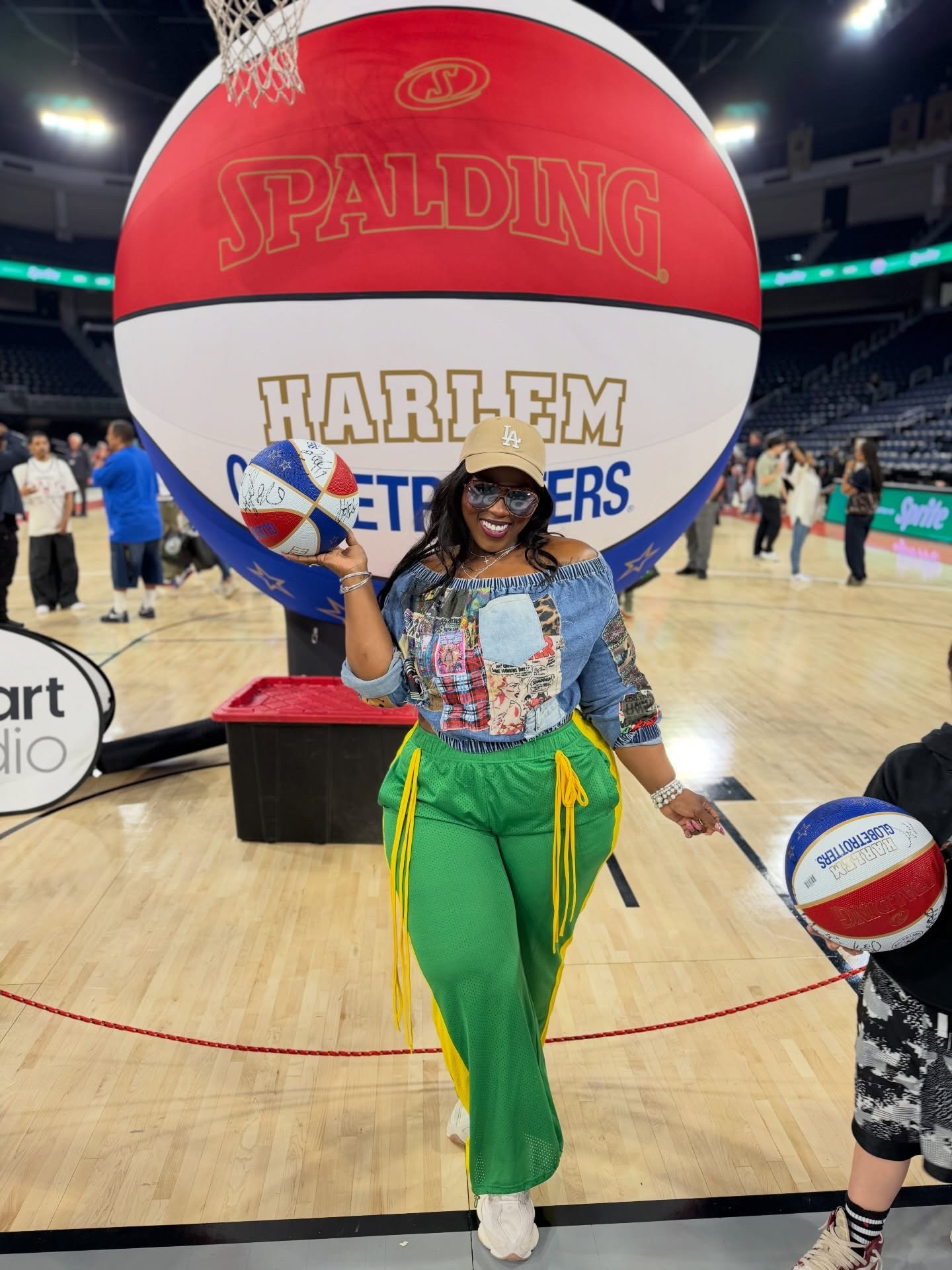 2 fingers touchin 🤏🏾 for the fit 
#mondaymemories 

I officially know BALL ⛹🏾‍♀️.

👚👖 @shopakira 
🧢 @amazon 
🕶️ @12pmstudios Copenhagen denim but I tagged some dupes 
👟 @newbalance 

Comment Shop for 🔗s to DM💌. 

#Harlemglobetrotters #Atlantacreator #plussizecreator #shopakira 

harlem globetrotters atlanta, gas south arena duluth events, things to do in atlanta, globetrotters 100 year tour, atlanta entertainment AKIRA 12pmstudios

@harlemglobetrotters @gassouthdistrict @mandykaymarketing

#LTKootd #LTKPlusSize #LTKdayinmylife