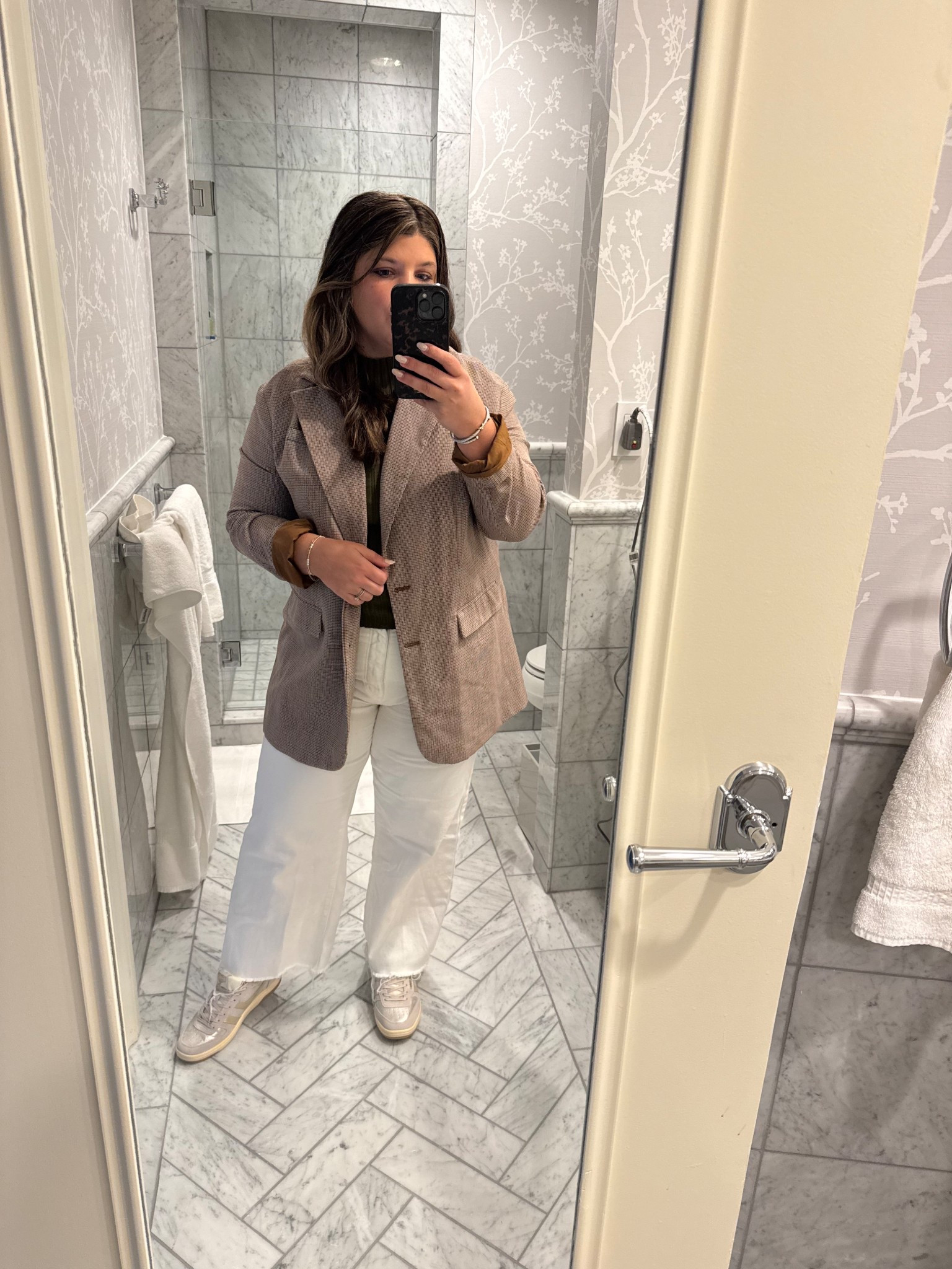 Workwear casual plaid brown blazer
Metallic sneakers
