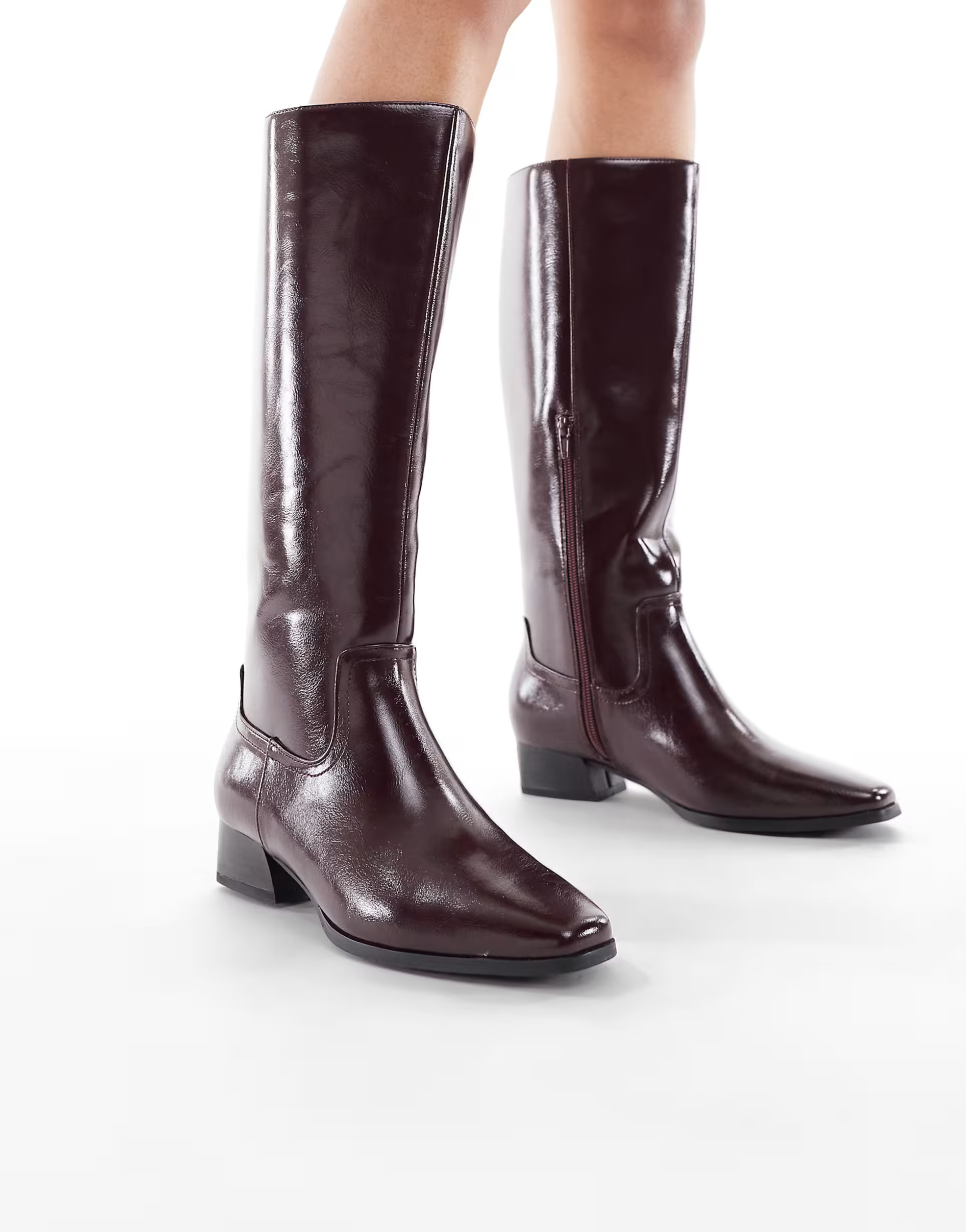 London Rebel Wide Fit – Cassidy – Elegante Cowboystiefel in dunklem Kirschrot, weite Passform | ASOS (Global)