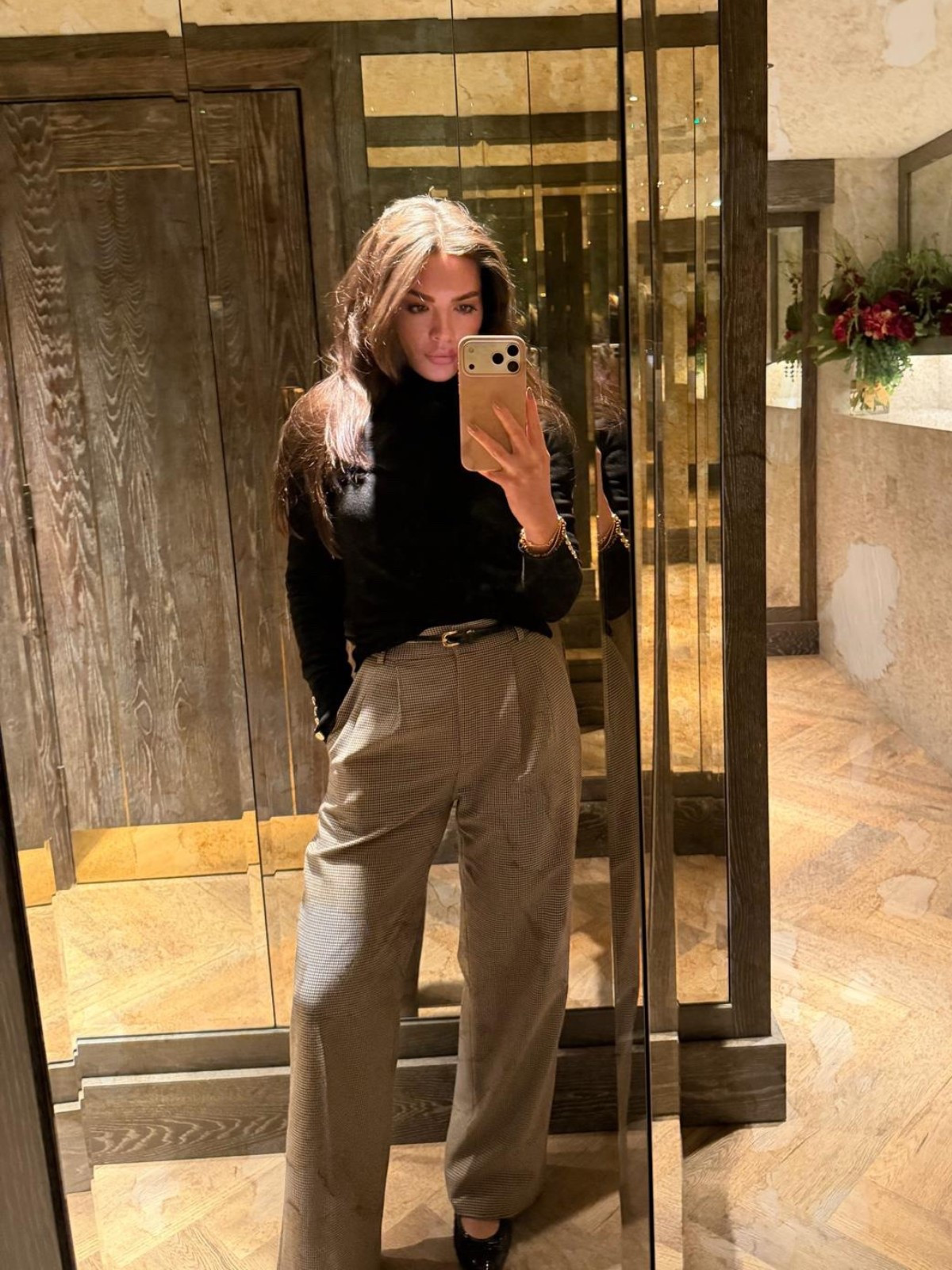 Smart casual outfit idea
Tailored tweed trousers, brown roll neck knit, chocolate ballet pumps

#LTKeurope #LTKstyletip #LTKuk