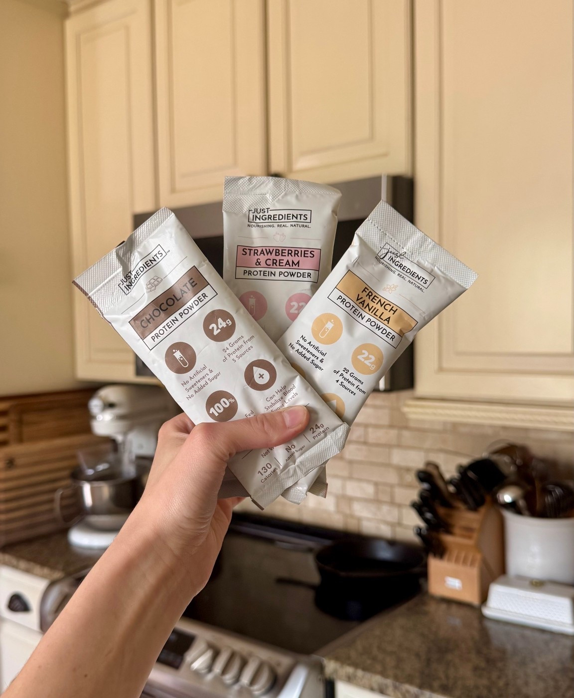 Protein powders made with 100% grass fed whey from New Zealand! No artificial flavors or sweeteners, no soy, gum, or synthetic emulsifiers. Just flavored with REAL food 💪🏻🍫🍓🍦