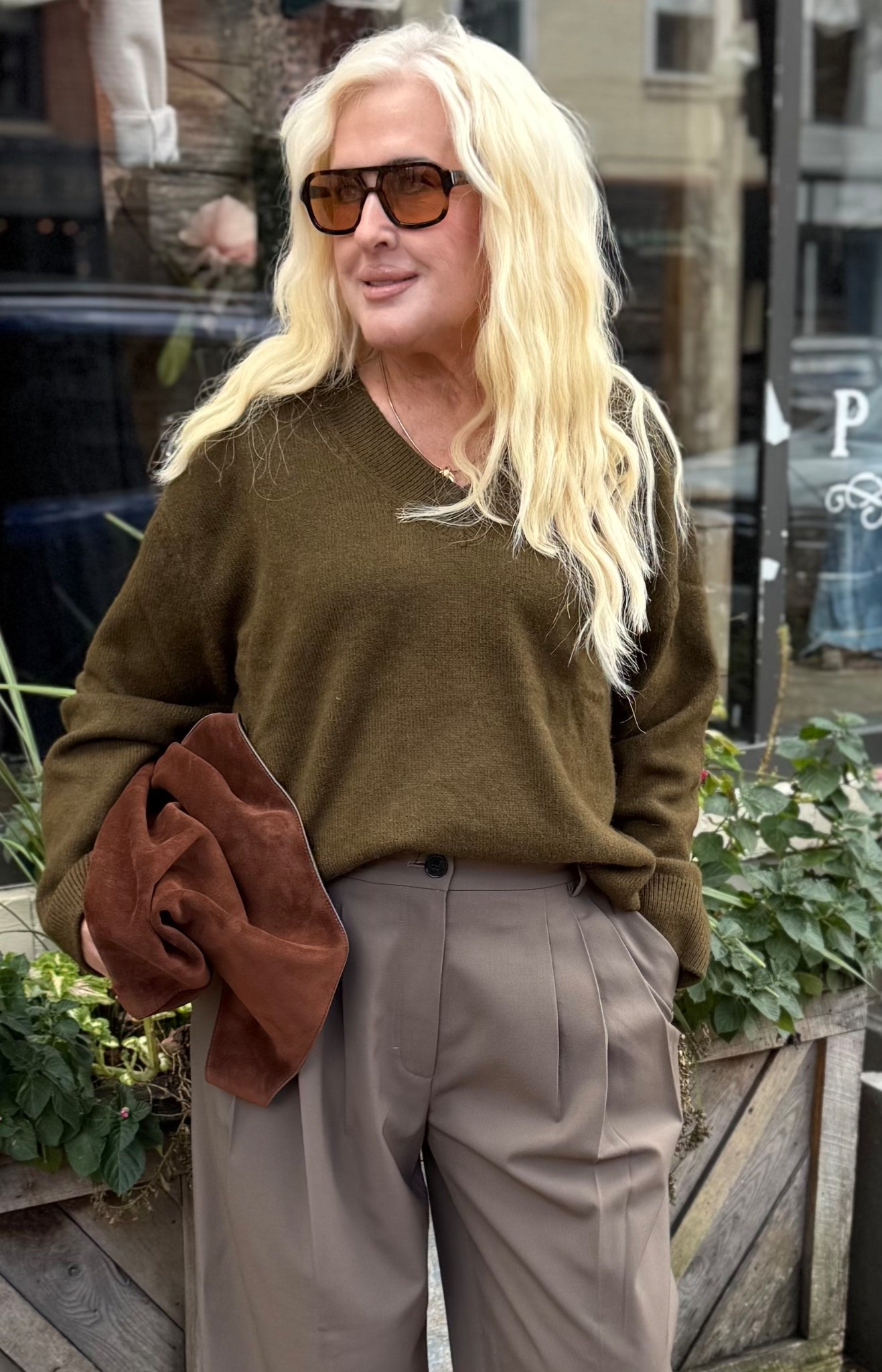 Knits for Autumn don’t have to be basic 🍂 The secret? Play with shape and texture.
Think V-necks that show a little collarbone, bell sleeves that add drama, and luxe fabrics like cashmere or organic cotton for that elevated feel 🤍

In these photos I’m wearing my olive green V-neck cashmere sweater and a fitted bell-sleeve cashmere knit — both from @Quince.
✨ Shop these looks and more in my highlights or over on my LTK (link in bio!).

⸻

Hashtags:
#AutumnStyle #FallFashion #CashmereSeason #QuinceFinds #CapsuleWardrobe #PrettyAndPolishedOver40 #StyleOver40 #MinimalistStyle #ElevatedBasics #LuxuryForLess #OOTDInspo #LTKStyle #LTKFallFashion #LTKFinds #FallOutfits

#LTKOver40 #LTKTravel #LTKSeasonal