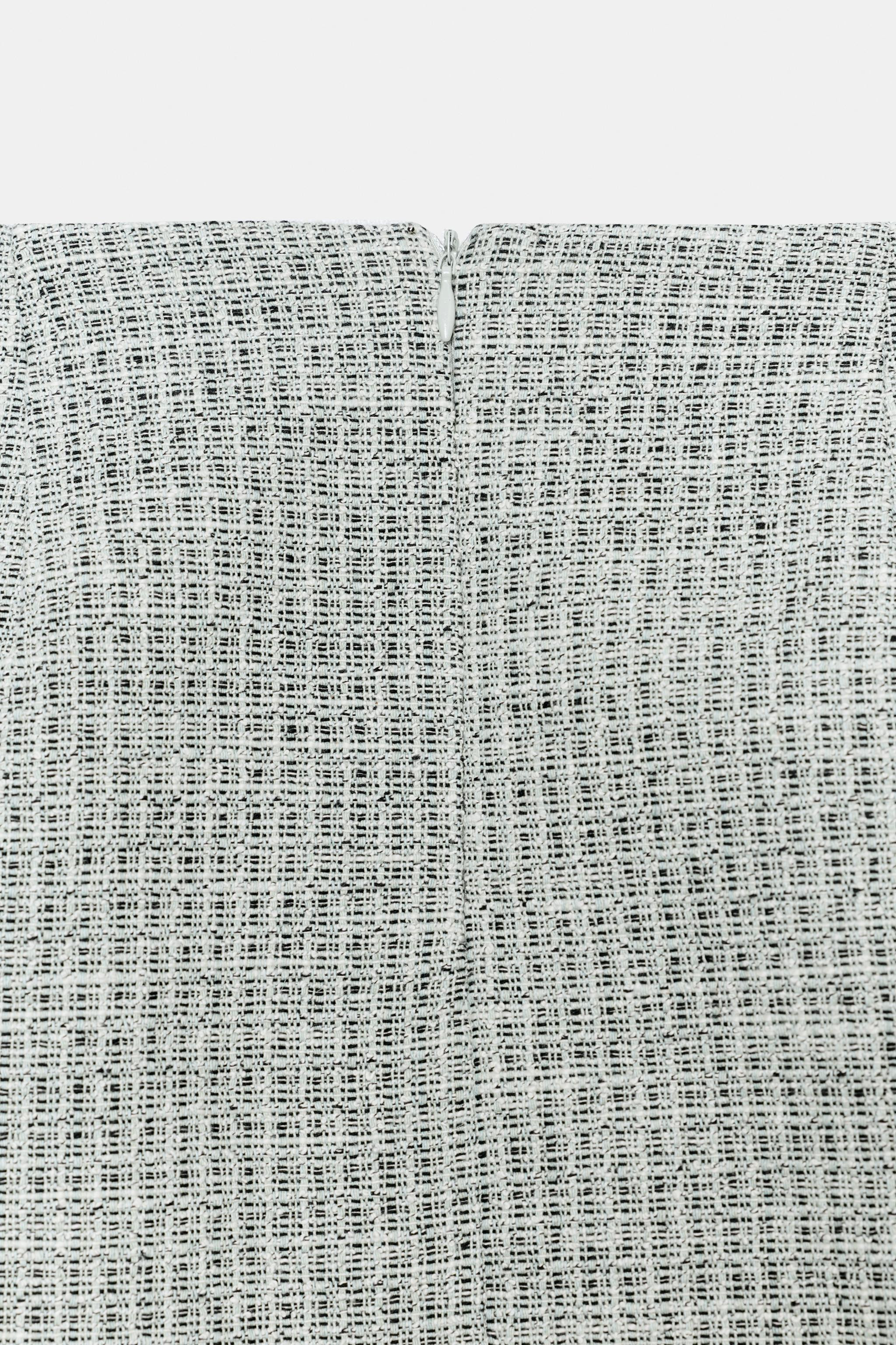 Short skirt with frayed hem. Invisible in-seam zip fastening at the back. | Zara UK