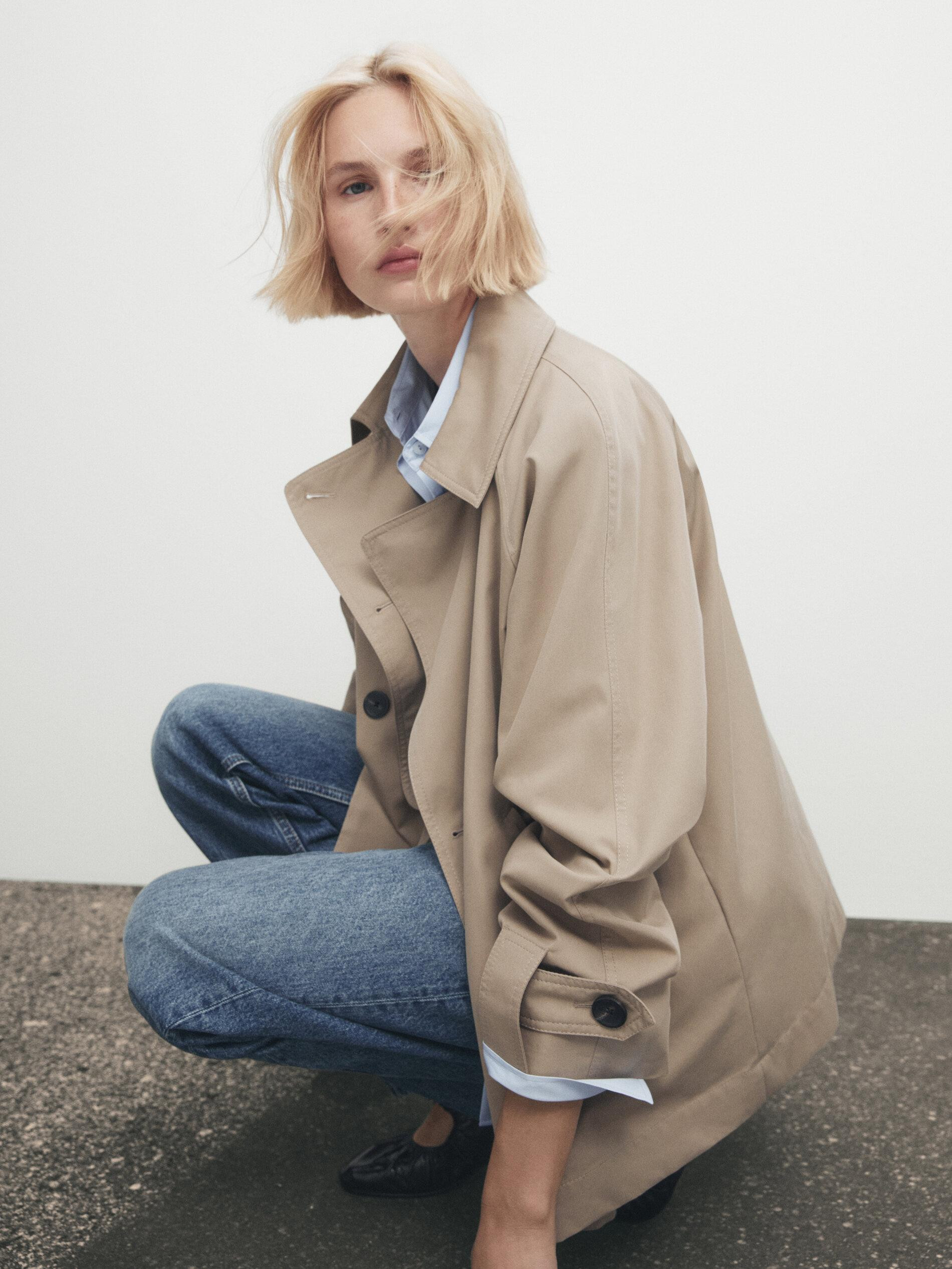 Kurzer Trenchcoat mit Zierfalte am Rücken | Massimo Dutti DE