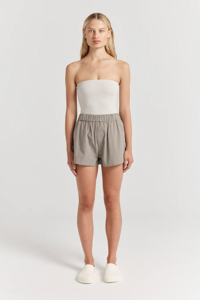 Aida Short | Henne