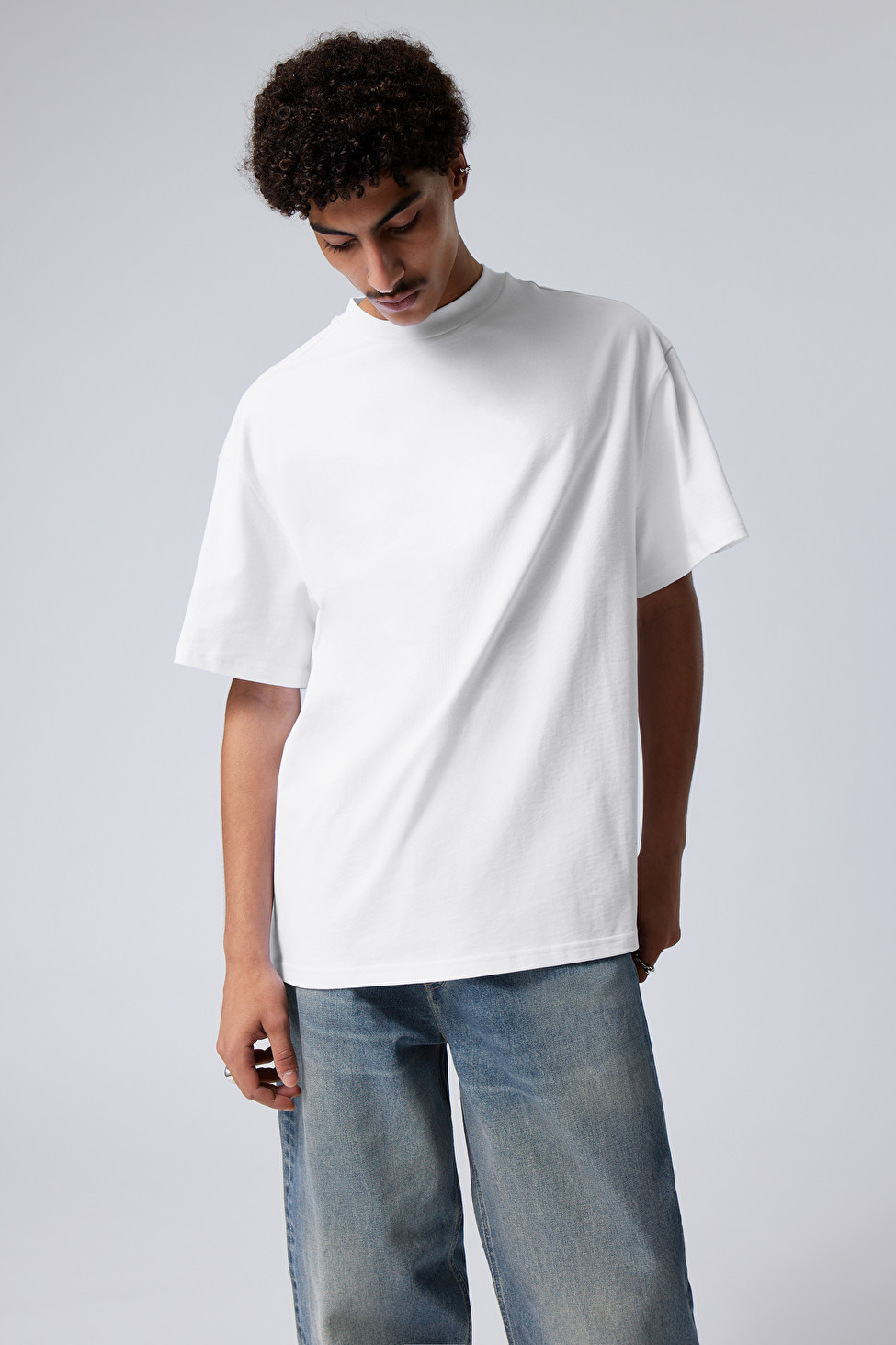 An oversized t-shirt made from a soft heavyweight quality cotton jersey. This classic has a ribbe... | Weekday