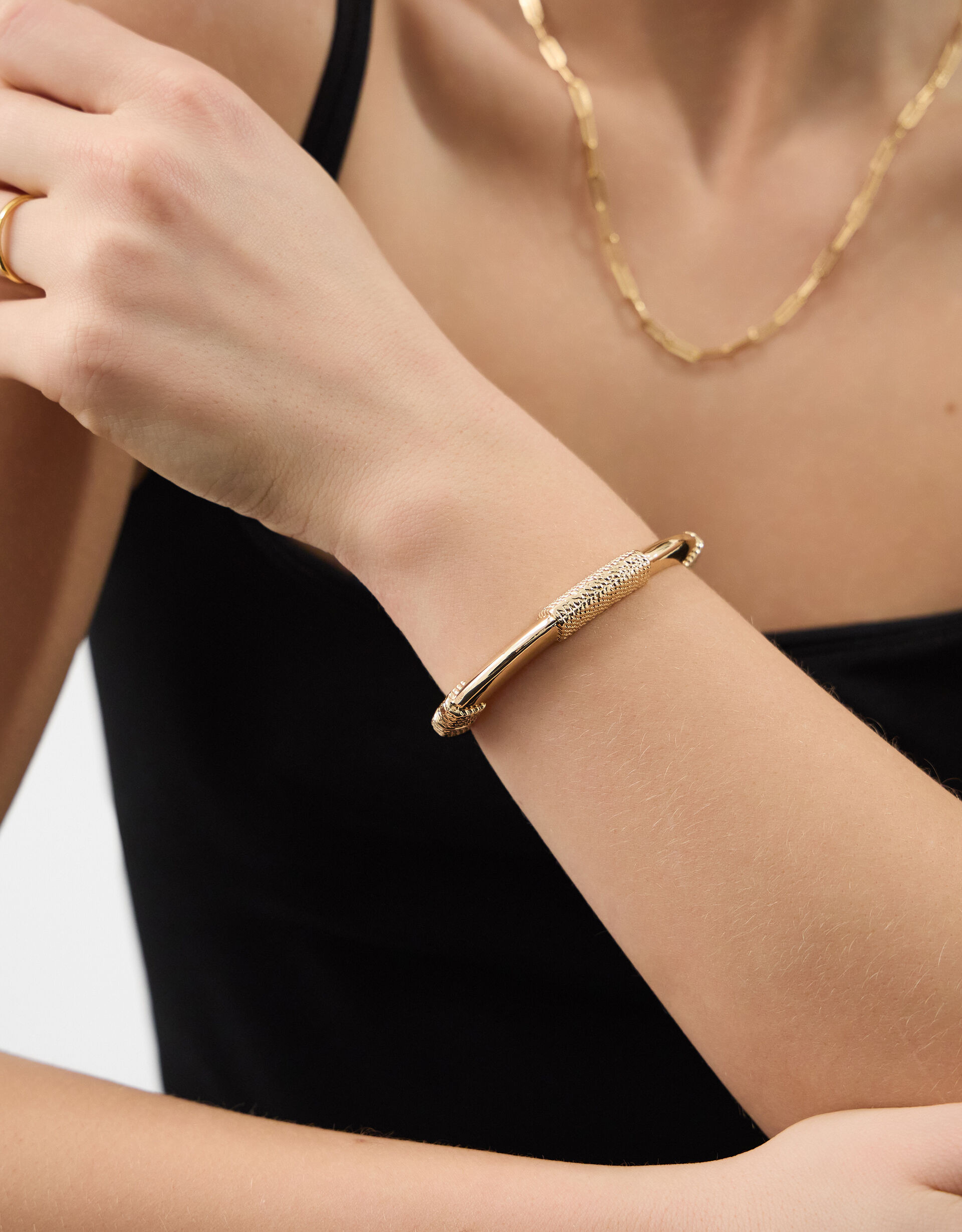 Textured Clasp Bangle | Accessorize (Global)