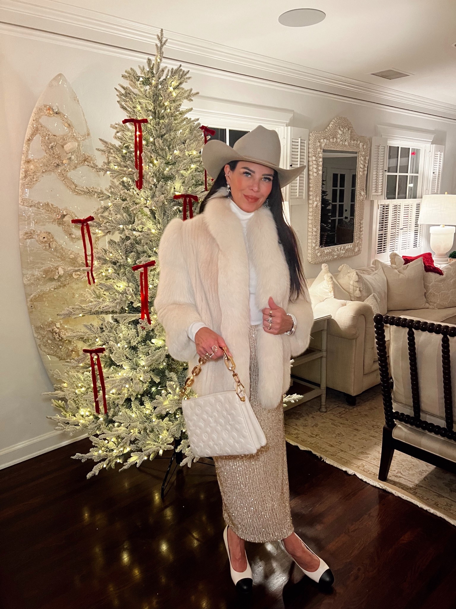 Holiday season reset under the full moon in Gemini. Letting go, leveling up, and calling in the Christmas spirit. 🙏🏼🤍✨🎄 #chantellestyle #chantellemalarkey #chantellehartmanmalarkey #winterstyle #christmasspirit 

#LTKSeasonal #LTKGiftGuide #LTKHoliday