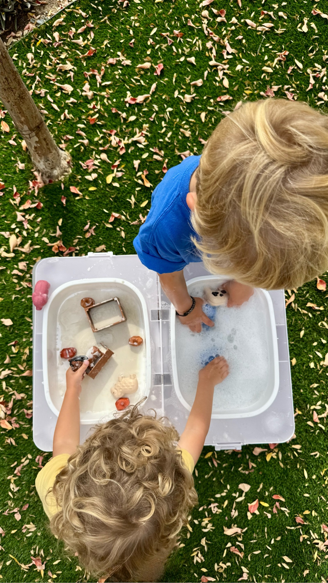 💦 Mud, mess, and magic! Our CarryPlay turned into the ultimate oobleck farm + wash station 🐷🧼 The best part? The kids washed everything — even the table! 😆 
•
•
•
Table: @kingdomplayroom (Dawn10)
#PlayfulLearning #SensoryPlay 
#brothers #messyplay #farmfun 