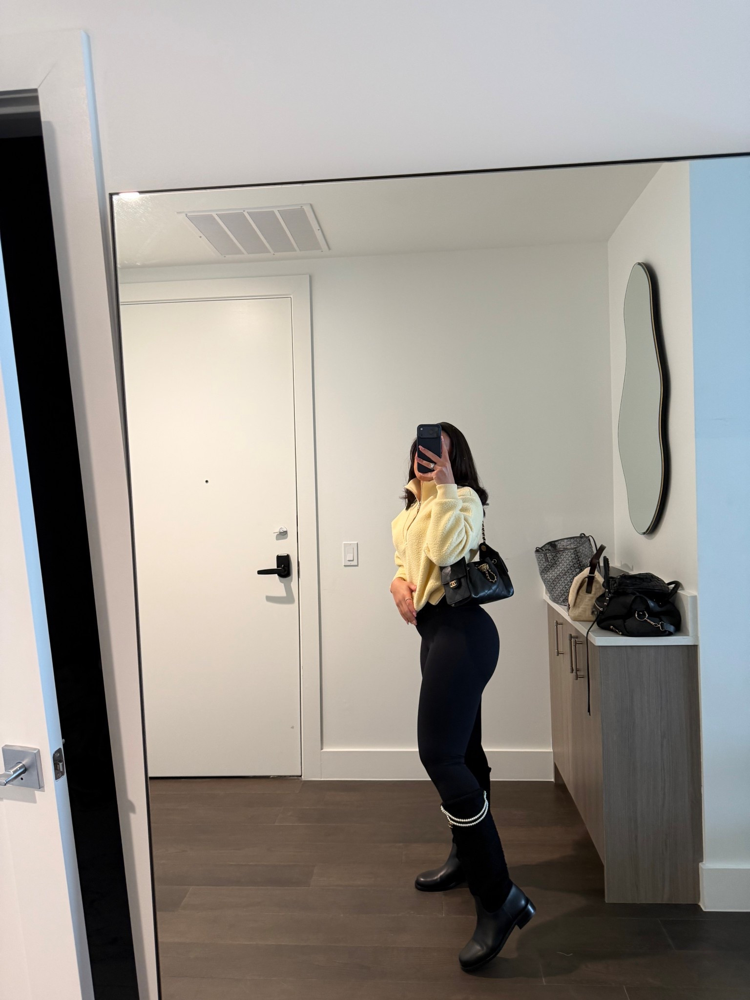 Obsessed with yellow lately!💛 
Wearing XS in the pullover!