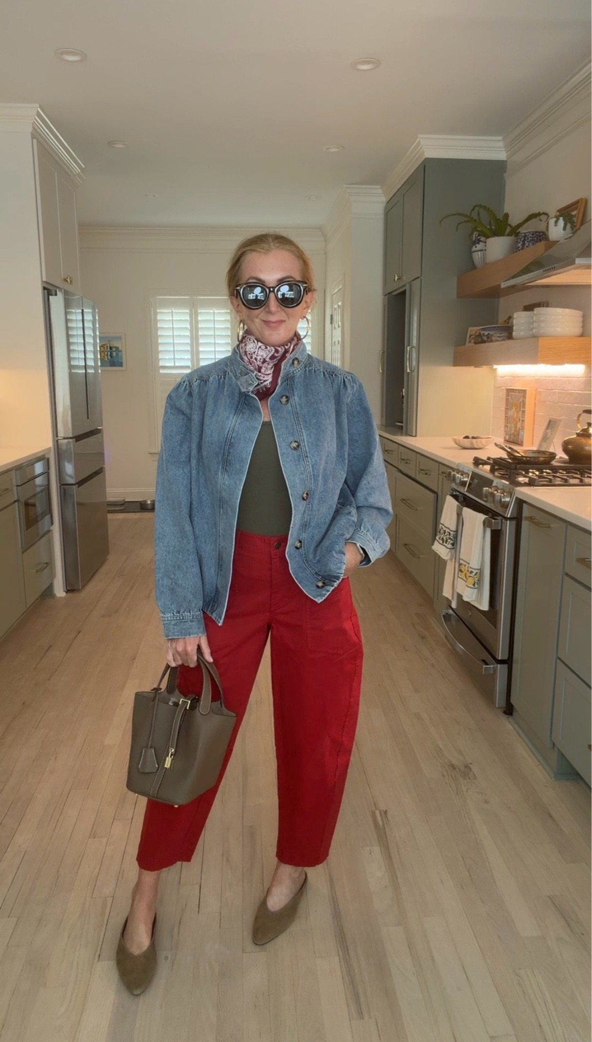 Love these @Ruti pants to transition to fall! 
Size 6 in pants 
Small in tank and jeans 
Shoes are tts

#LTKootd #LTKOver40
