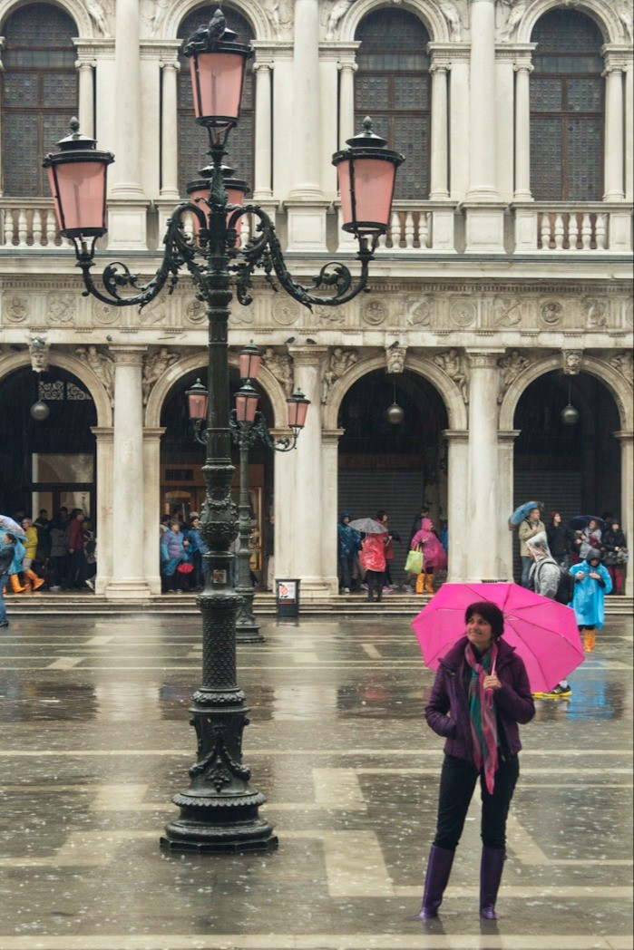 Chuva jamais deve ser empecilho para aproveitar a viagem, basta estar preparado, levando equipamentos adequados e otimismo. Deixo alguns impermeáveis  não faltam na minha bagagem.

#LTKtravel #LTKeurope