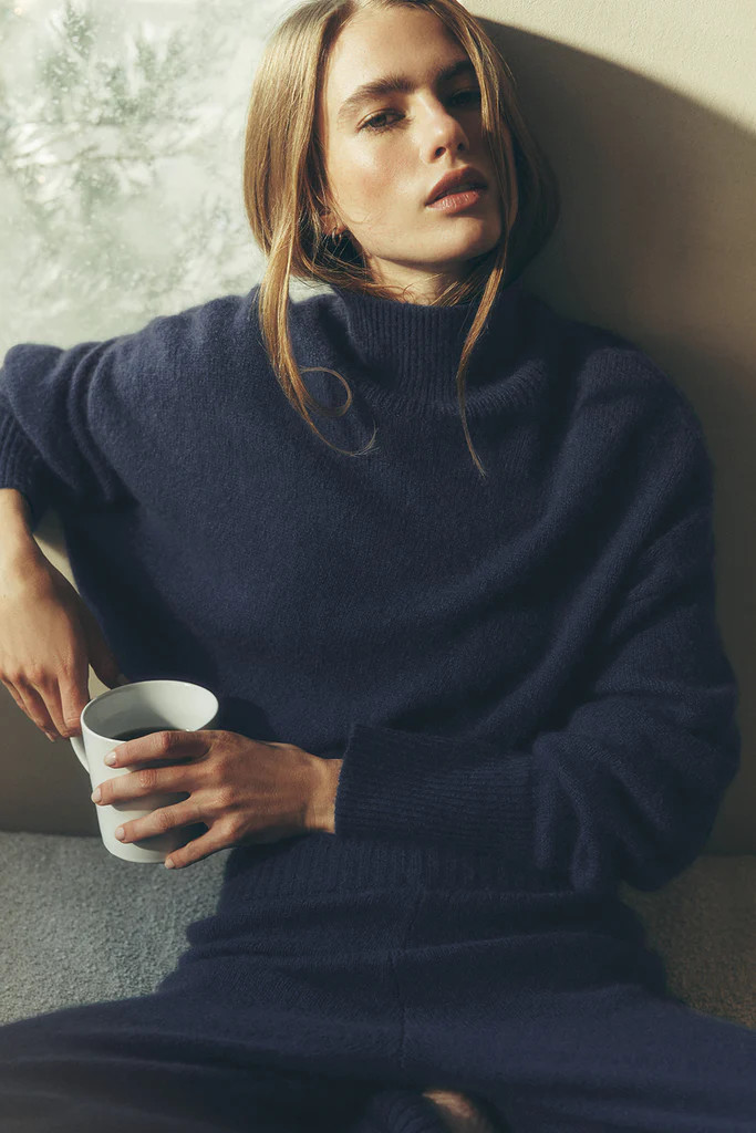 Wool Cashmere Cropped New Class Turtleneck Sweater | Alo Yoga (US)