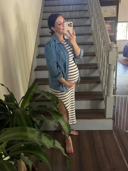 The stripes show off the bump great, but my dress is actually not maternity lol 😝 AMAZING summer staple! Wearing a size SM. 