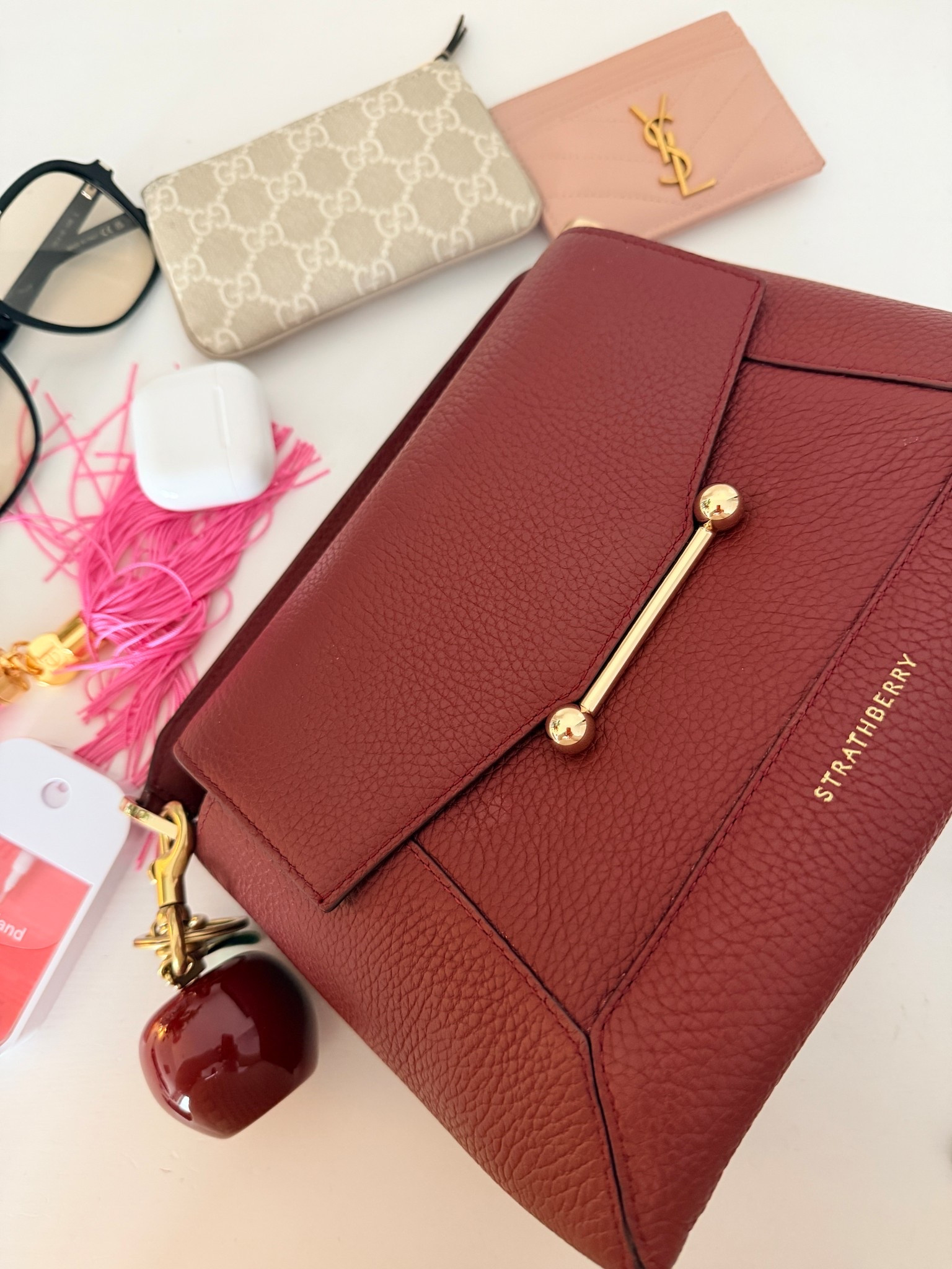 Here’s what actually fits in my @Strathberry Mosaic
I love this bag because it feels truly luxurious without being over the top. The leather is beautiful, it’s handmade and the structure holds even when it’s full.
It comes in two sizes, this is the regular, but there’s also a smaller size
If you’re looking for a timeless everyday luxury bag that’s practical but still feels special, this one is a really good option.
Both sizes are linked here so you can compare.

#LTKWorkwear #LTKOver40