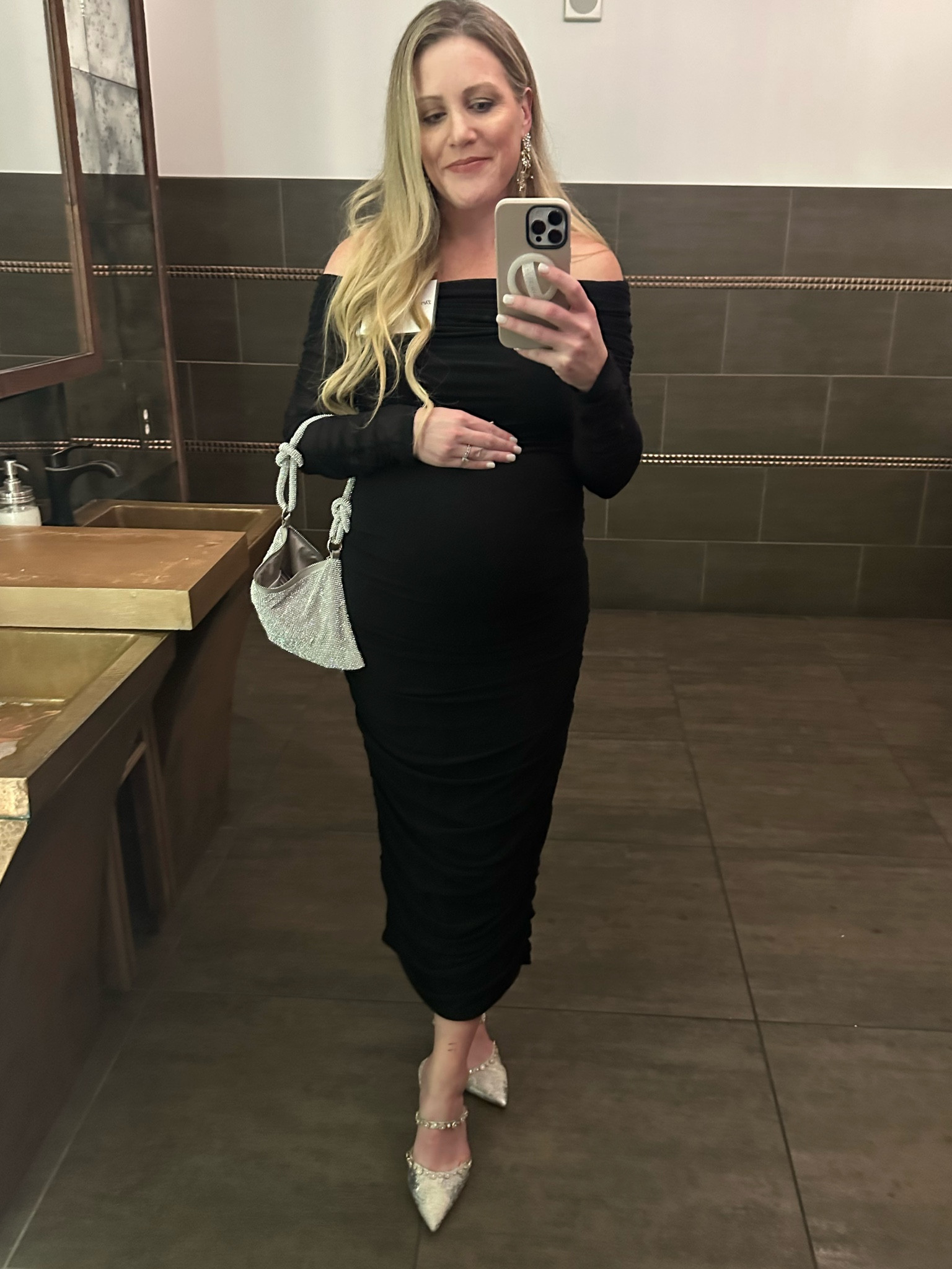 Of all the dresses I have worn over the years to work holiday parties, I felt the most chic last year… and I was 9 months pregnant! This dress is a DREAM. And so affordable. Hugs in all the right places. It’s not maternity but stretches perfectly over the bump. Oh… AND ITS CHEAP! #blackfridaydeal

#LTKSeasonal #LTKParties #LTKBump