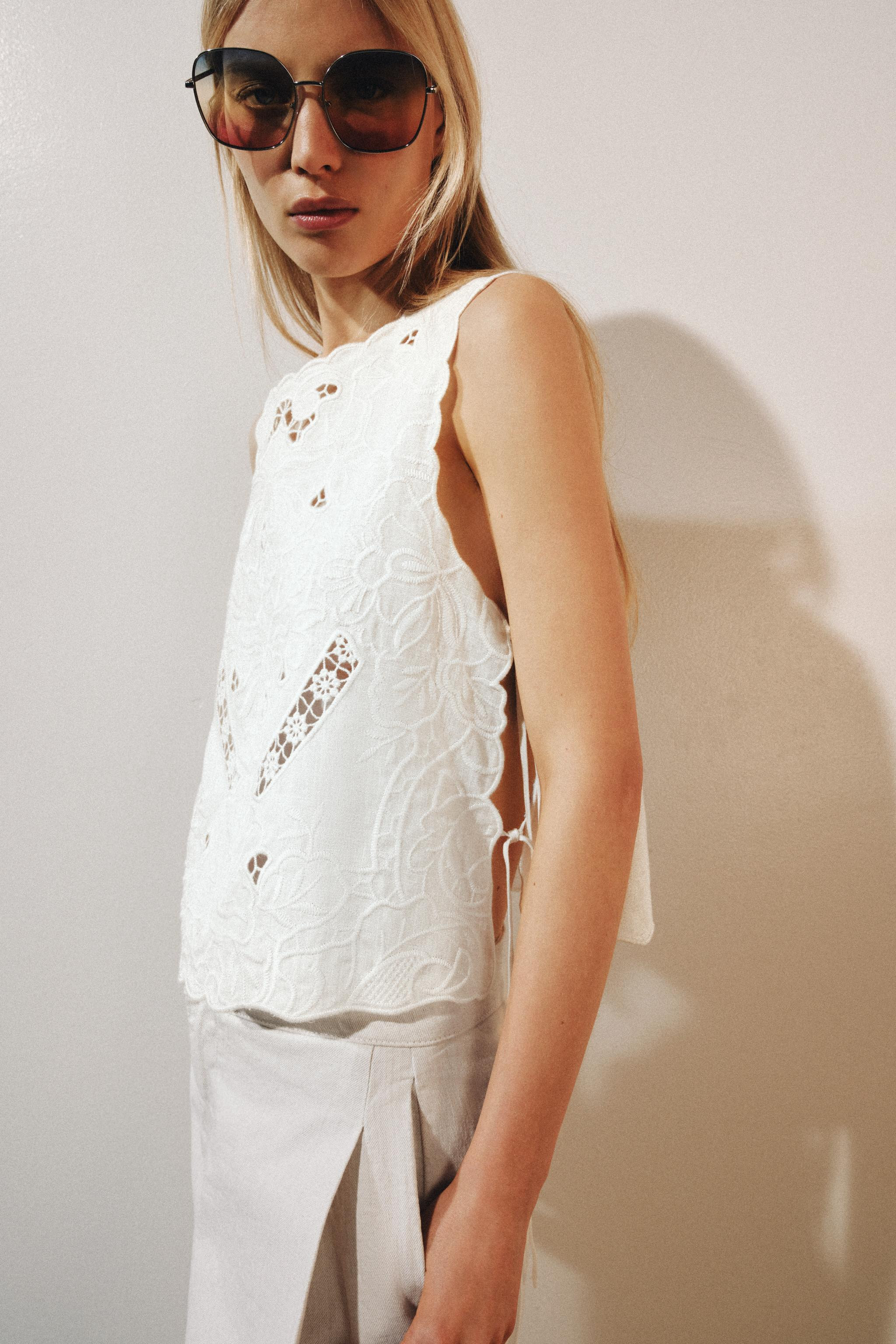 ZARA WOMAN COLLECTIONShirt made from a ramie blend yarn. Round neck and sleeveless design. Featur... | Zara UK