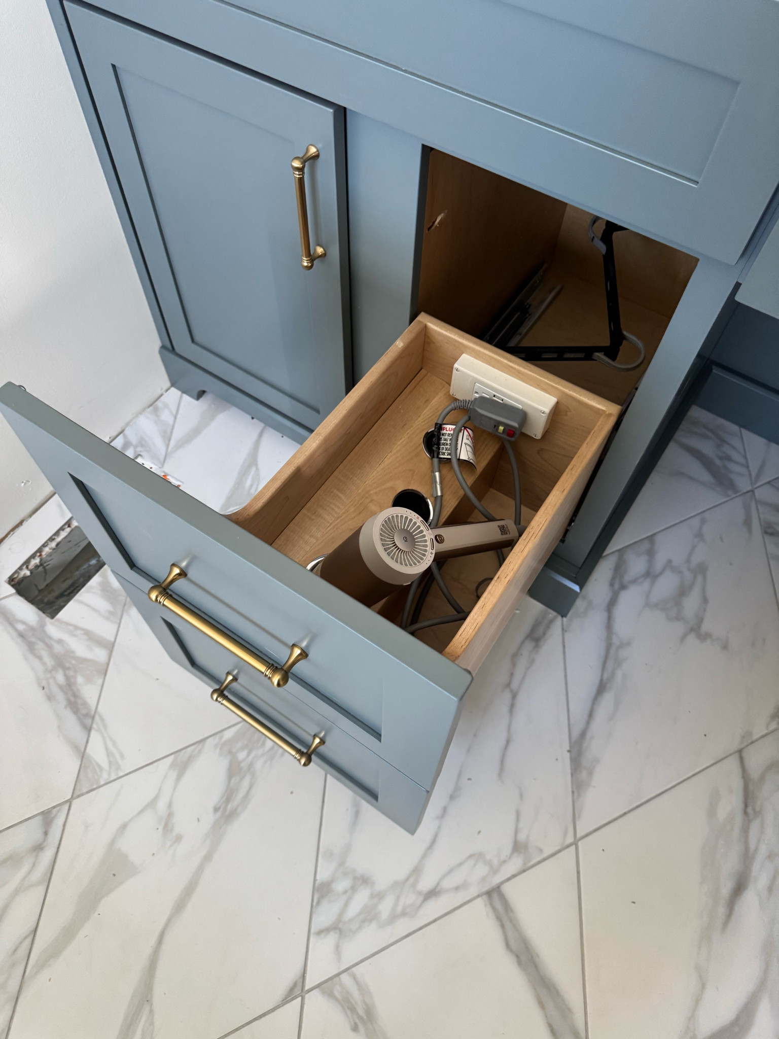 This is what I would style for this bathroom.