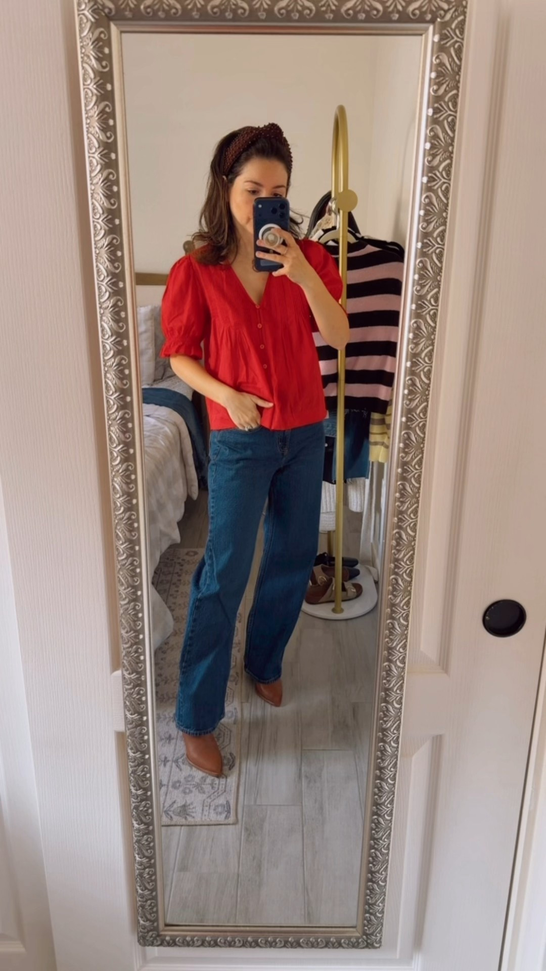 If you’re under 5’3 and want feminine tops that still feel practical, this one’s a favorite.
The length works well for petites, the fabric is lightweight, and it pairs easily with jeans, trousers, or a skirt.
An effortless outfit formula that works for errands, casual plans, or school events.
Top XS jeans 25 short 

#LTKPetite #LTKootd