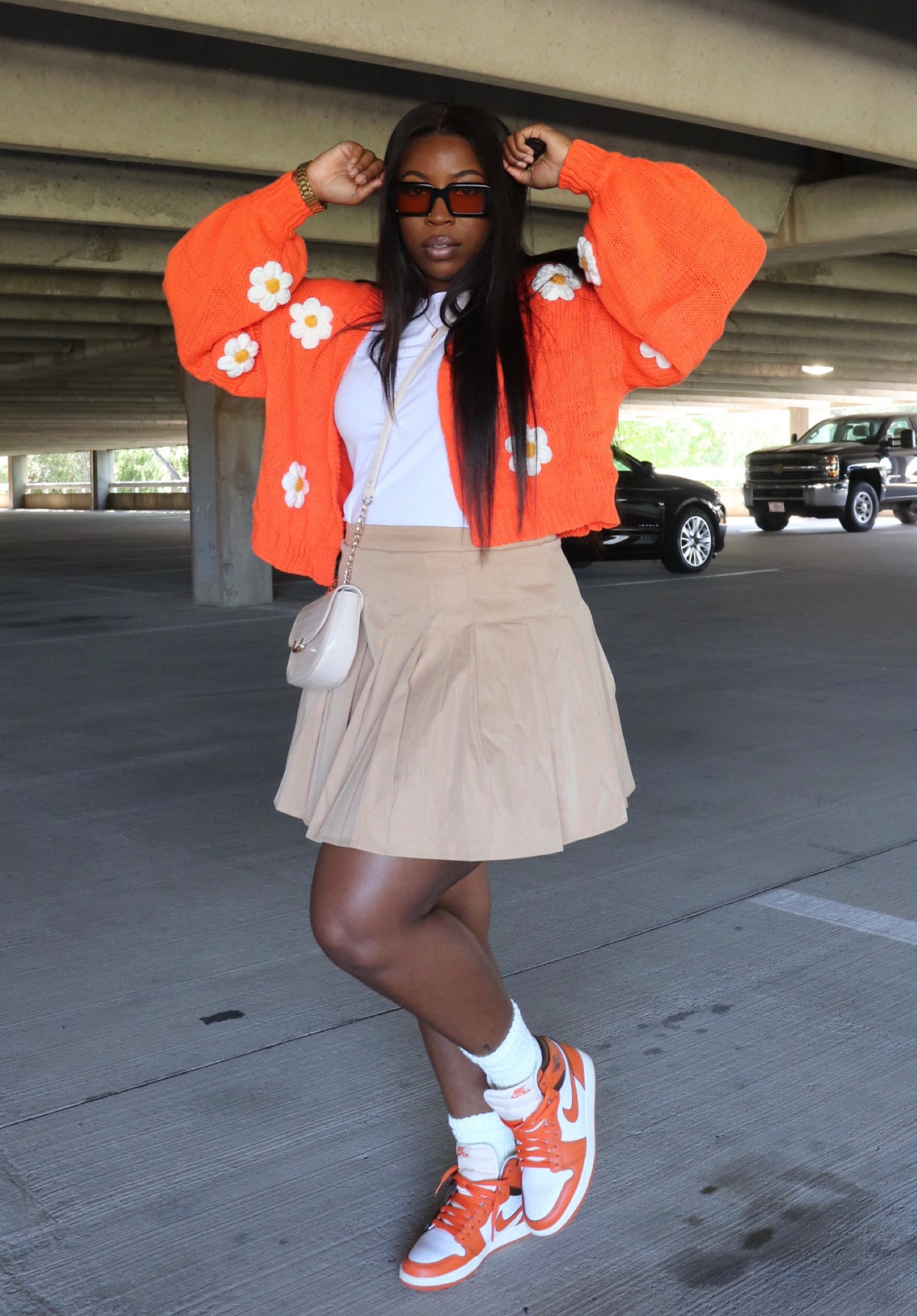 How cute is this daisy orange sweater And tan pleated skirt

#LTKplussize #LTKshoecrush #LTKmidsize