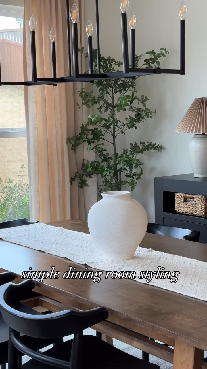 Simple dining room styling for any season 🤩

#sideboardstyling #diningroomdecor #diningroomstyle #diningroominspo #diningroomtable #diningroomdesign #diningroominspiration #diningroomdecoration