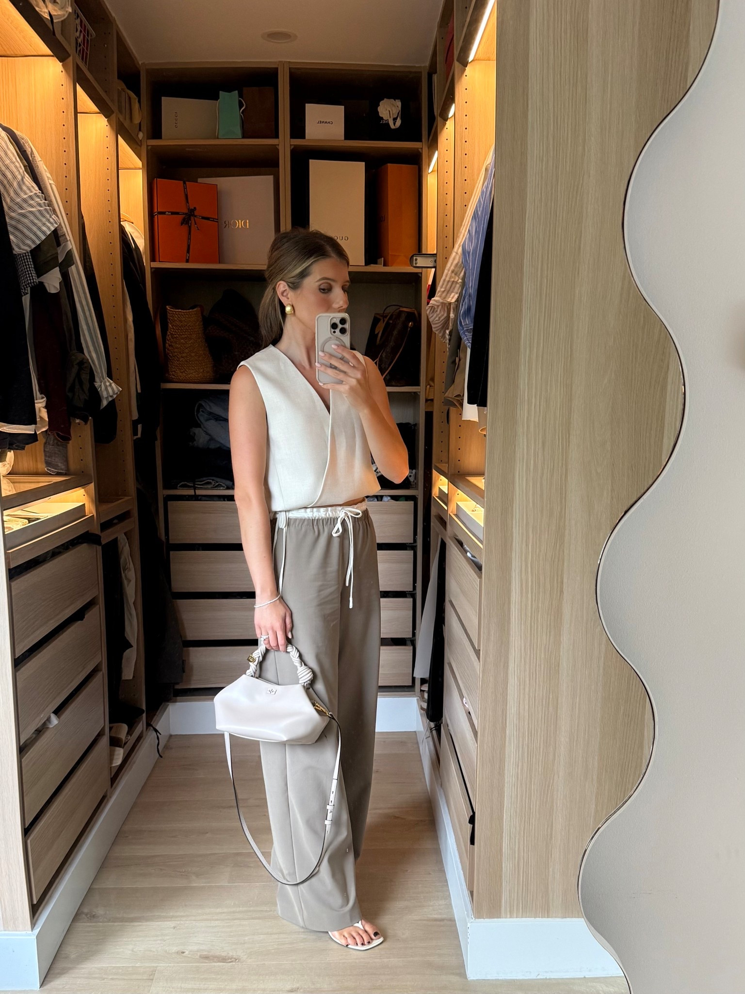 I’m wearing size 6 in the vest, it has a drawcord to cinch it in!