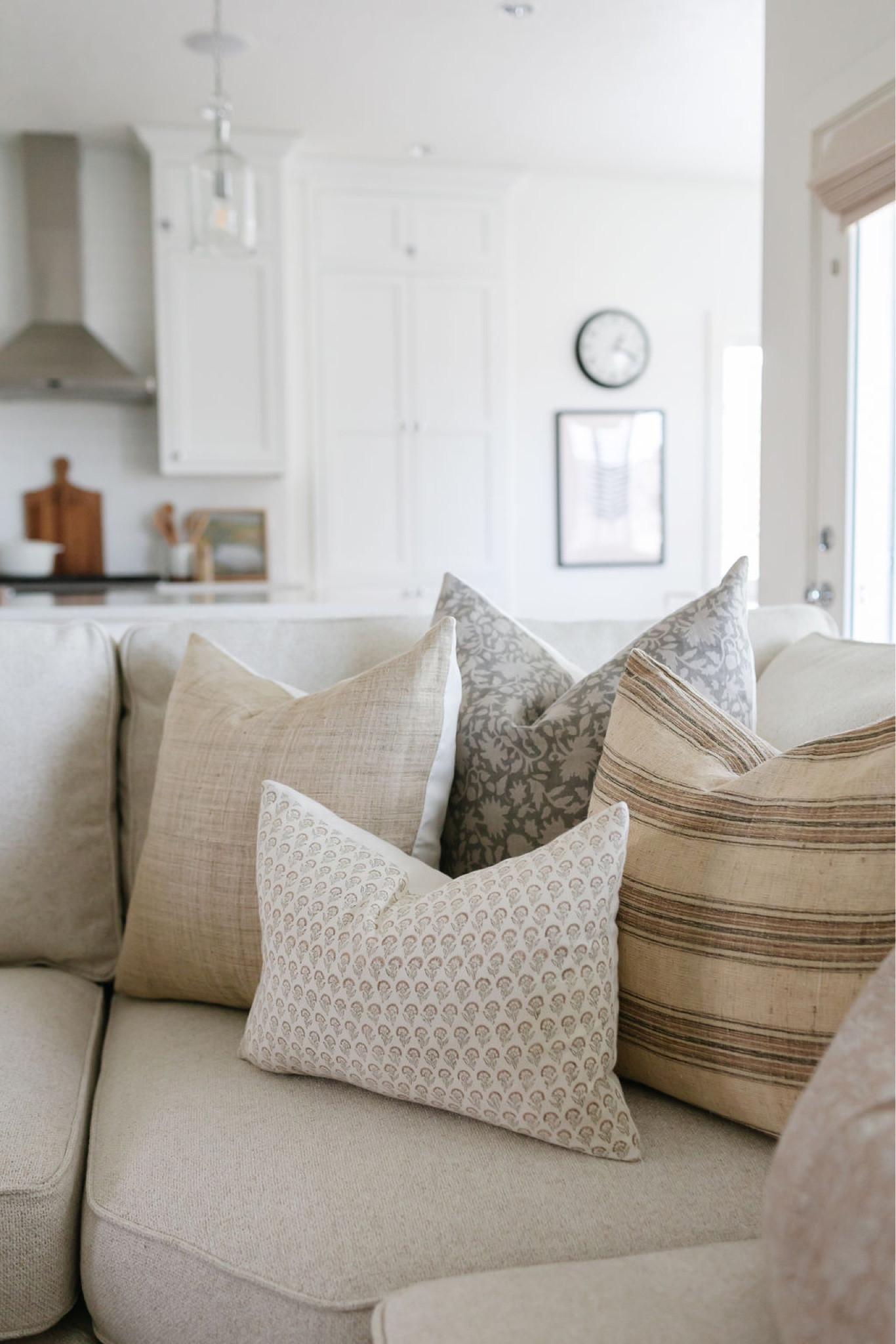 A pretty & neutral pillow combo!

Pottery Barn Pearce sectional 
Home decor 
Living Room Decor 
Pillow covers 
Pillow inserts


#LTKhome #LTKsalealert #LTKFind