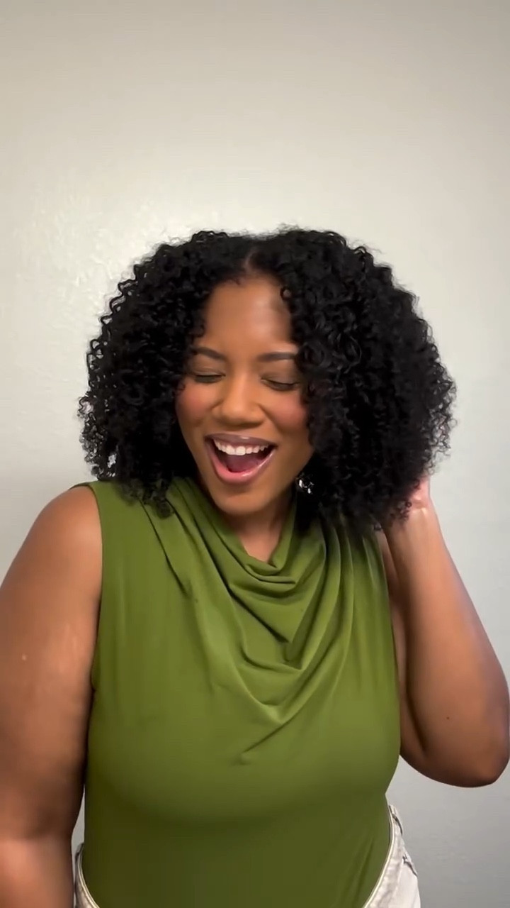 will be using the @myrevair to stretch my twists here on out 🫡

products used:
@patternbeauty - leave in conditioner & curl gel
@ilovethedoux - chief rocks xtreme moisture mousse
@sheamoisture - smooth & shine lightweight hair oil & strong hold edge gel

#naturalhair #twistout #curlyhair #revair