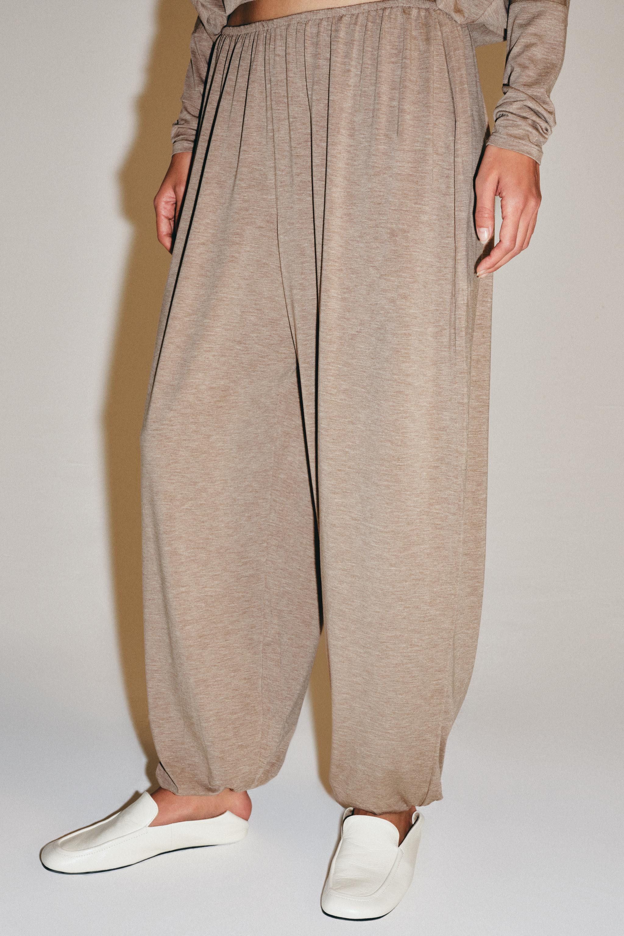 Model height: 178 cmMid-waist trousers with an elasticated waistband. Featuring gathered hems wit... | Zara DE