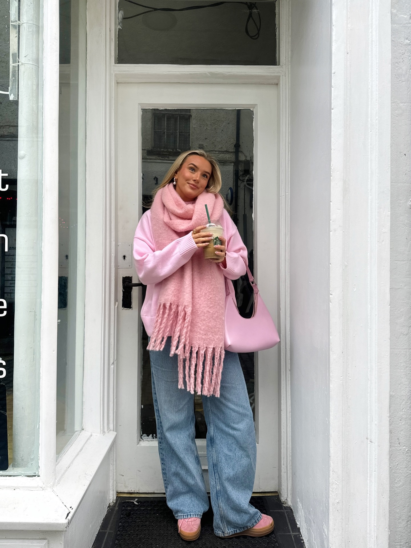 the girl with a scarf in every colour !! 🎀 my fave accessory for autumn winter ❄️ which is your fave look?
-
-
#scarfstyle #stylinginspo #ukfashion #winterfashion