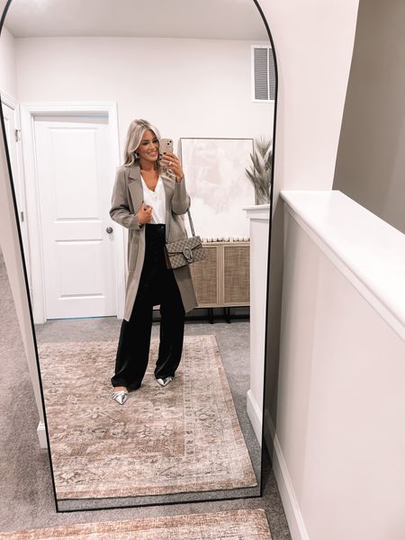 Casual outfit to wear absolutely anywhere! My pants and coatigan are both from Amazon and are amazing!!
Coat & pants- size small
Tee- size small
Shoes are Zara and linked on IG.

#LTKstyletip #LTKfindsunder50 #LTKSeasonal
