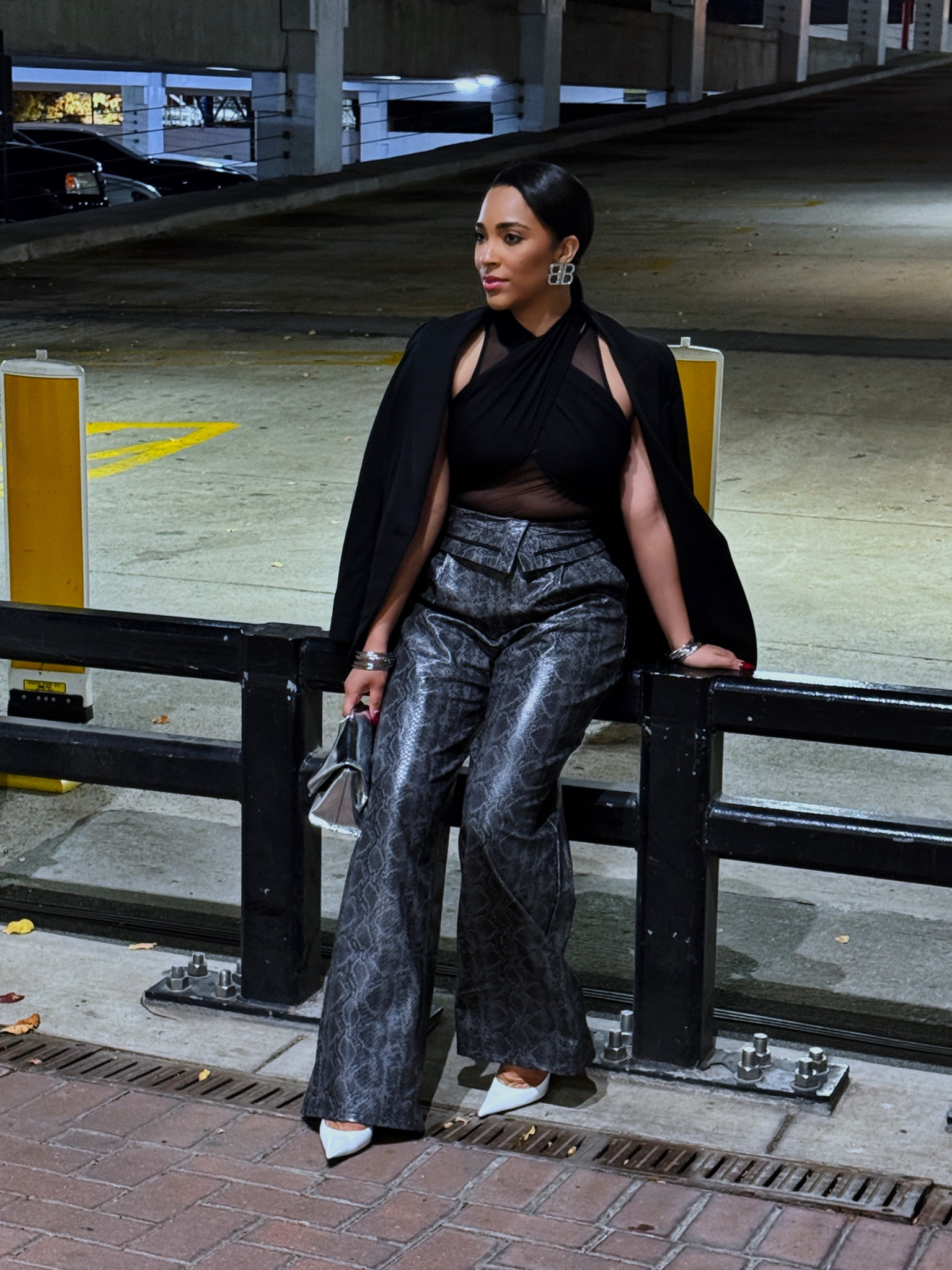 This might be one of my favorite color combos. Grey, black, and white😍 these pants are currently on sale! They are very high waisted so keep that in mind when selecting your size.

#LTKfindsunder50 #LTKfindsunder100 #LTKstyletip