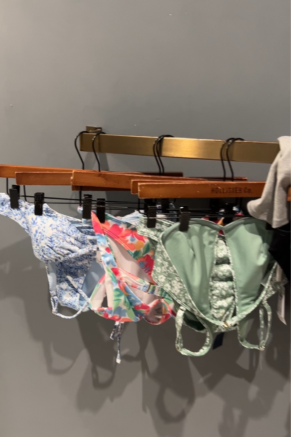 Hollister swimsuit
Tops - size M
Bottoms - size S

#LTKSwim