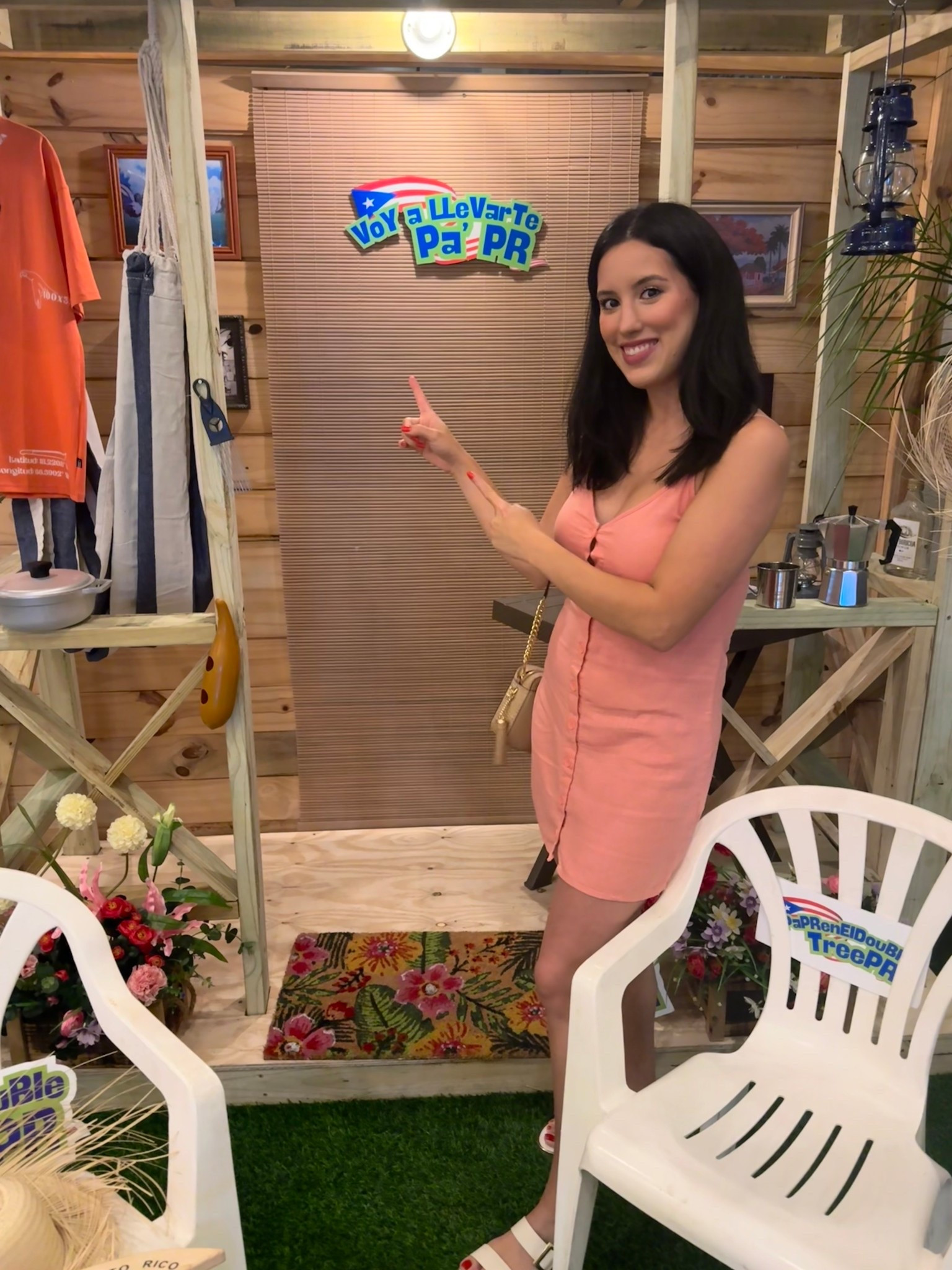 You can’t go wrong with a linen dress while on a tropical vacation! 💃🏻🌴