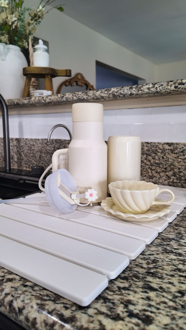 Yo pensaba que los tapetes de tela eran lo normal… hasta que probé esto. Absorbe el agua al instante, no se queda húmedo y no guarda olores.�Se seca solo y hace que todo se vea mucho más limpio y ordenado.
Pequeños cambios así hacen una gran diferencia en la cocina 🤍
¿Eres Team tapete de tela o esto? Te leo en cometarios🙌  Comenta quiero para enlces💫 

#cleanhome #amazonhomefinds  #kitchenorganization #homeessentials #cleaningtips
