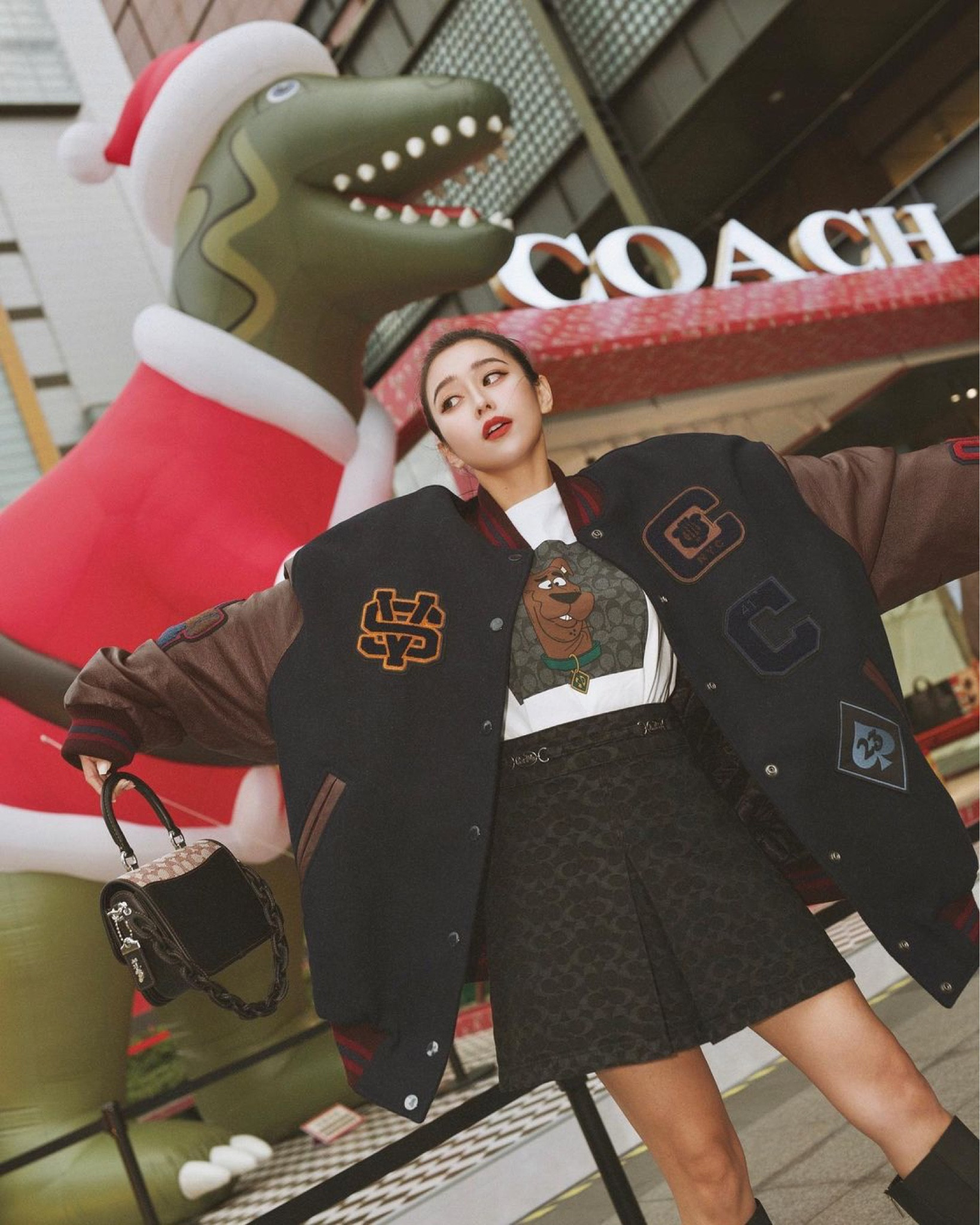 回台中娘家工作就是開心🥳
這兩天的台中冷冷的，
好有節慶氣氛
走到新光
看到超可愛的Rexy
真的會尖叫！！！！
你們都想好跨年要去哪裡玩了嗎😆

還沒想到的～
快來台中吧！！！！
因為 @coach 把Gift Shop復古禮品店
搬來台中啦～～～
這次Coach holiday快閃店還原復古經典的美式禮品店樣貌及場景
濃濃的美式節慶氛圍☺️
尤其這次Rexy恐龍超過4公尺高！
拍攝這天好多經過的小朋友都超級興奮！

還可以跟姐妹們來超時髦的
COACH x FRANK Taichung 來場小酌聚會！
現場超多時髦的霓虹燈裝置與精緻佈景
好拍到不行～
這次照片直接選不完😂

這次穿上濃濃美式復古感的oversize棒球外套
這種酷中帶甜的組合
我喜歡到不行！
這次搭配的兩款包包
也好適合年末的各種派對🫶🏻

要來拍照的大家～
Holiday 限定主題快閃店時間: 即日起-2022/1/2
📍新光三越台中中港店 1 樓(水舞廣場)

COACH x FRANK 限定體驗 時間: 即日起-12/23
📍Frank Taichung (台中 Tiger City 7 樓)

之前錯過台北信義 A11 南大門的大家，
即日起-1/2 快閃店移至北大門唷！
台北跨年期間依舊可以感受濃厚佳節氣息！

#CoachNY #CoachHoliday
@Coach
#LTKtaiwan #LTKasia

#LTKstyletip #LTKitbag