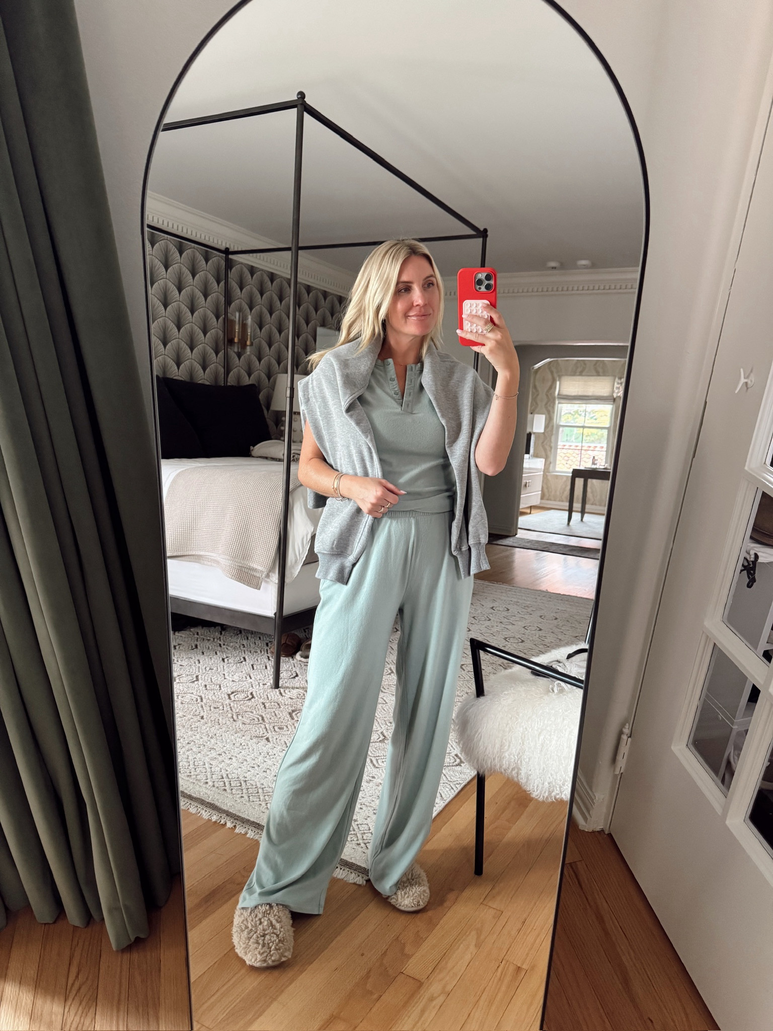 #ad Whether you’re running errands or looking for the comfiest Christmas morning outfit, we rounded up our favorite cozy pieces from @abercrombie 🛒 

Plus, they’re offering 30-50% off of everything + code HOLIDAYRUSH is stackable for 20% off 🤌🏽

#AbercrombiePartner
