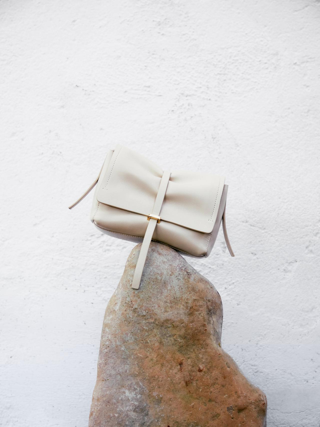 Leather bag with flap and gold detail | Massimo Dutti US