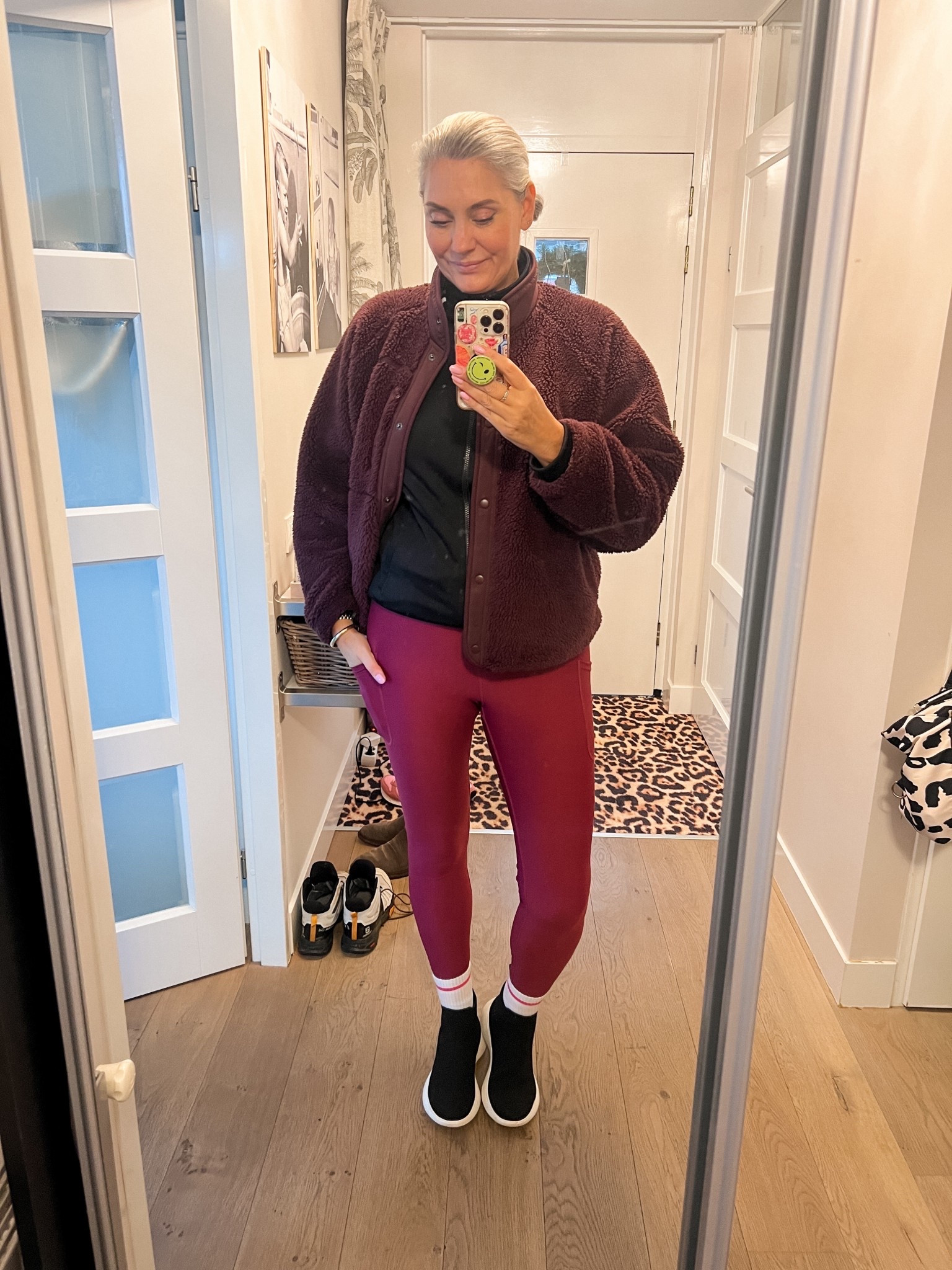 OOTD - Zondag. Zondag = Gymdag en afhankelijk van hoe laat ik maar de sportschool ga, blijft de outfit soms aan 😊. Bordeauxrode legging (Maya Freya, M), crew socks, sport shirt (L), Adidas trainingsjack (M) en mijn favoriete Uniqlo fleece jack (xl). 

#LTKwinter #LTKfitness #LTKeurope