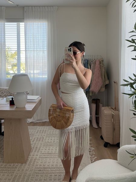 an outfit from my ‘packing for palm springs’ video 🐚

spring outfit, summer vacation outfit, fringe skirt set, wood bag, sandals 

#LTKeurope #LTKSeasonal #LTKFestival